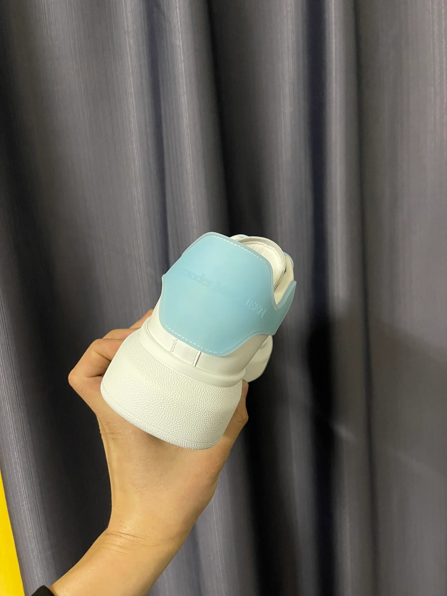 Классические белые кроссовки McQueen - унисекс - прозрачная голубая гелевая подошва