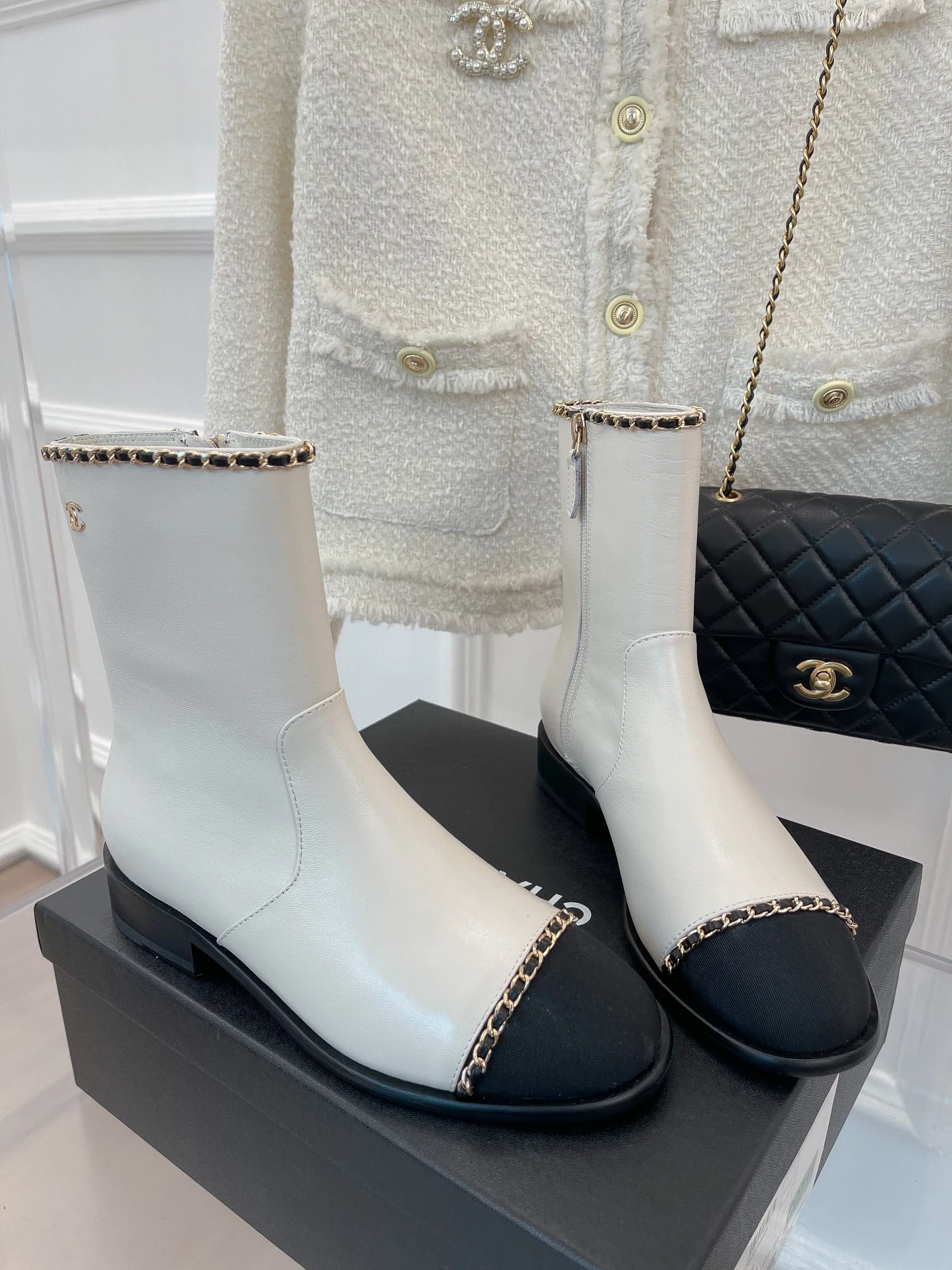 Новинка сезона осень/зима 2023 от Chanel - Ботильоны на массивном каблуке с цепочкой - Белые