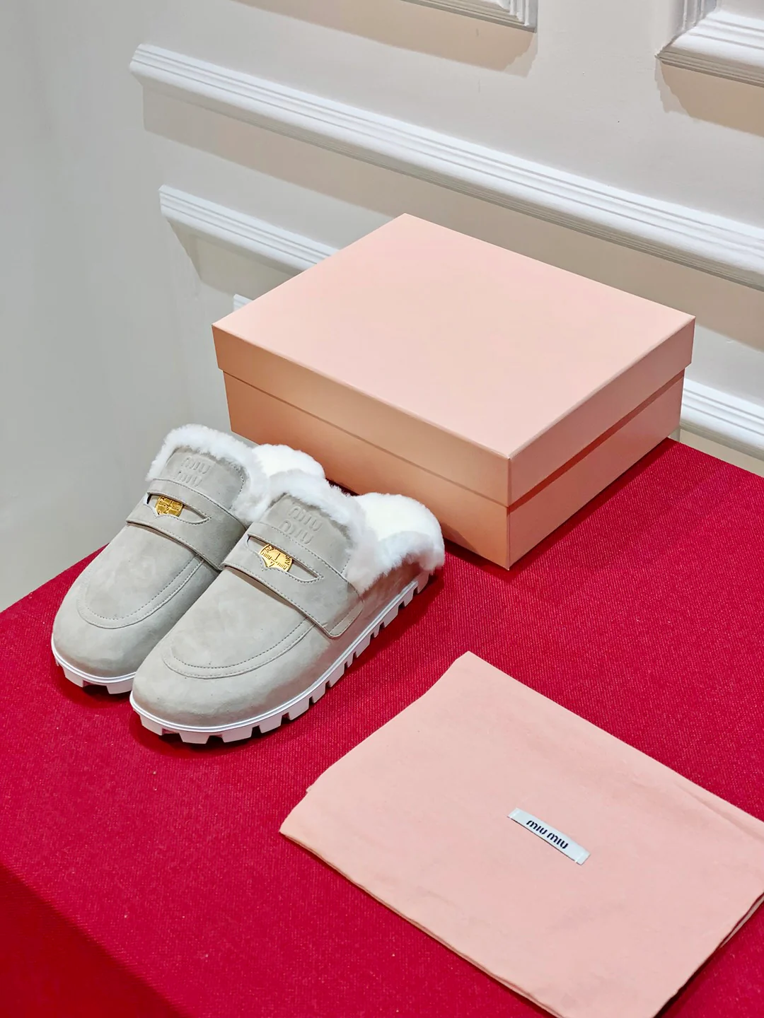 Новинка сезона осень/зима 2023 от Miu Miu - Меховые тапочки с золотой пряжкой - Светло-серые