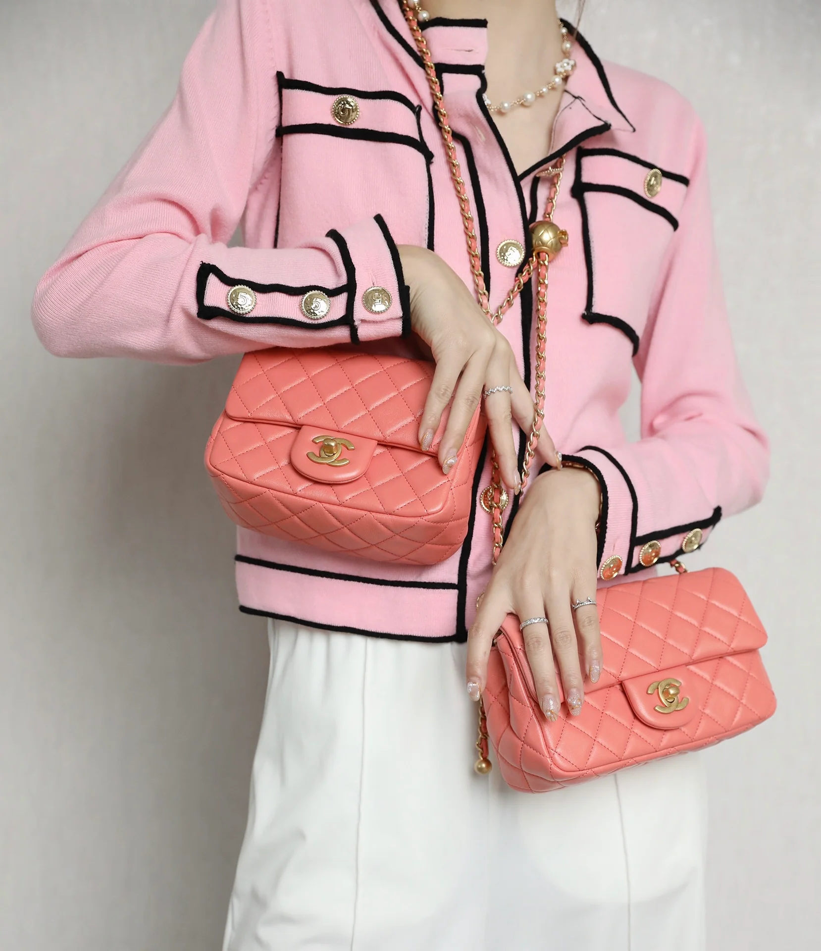 Сумка Chanel Gold Globe Square Fat Flap Bag - кораллово-розовая.