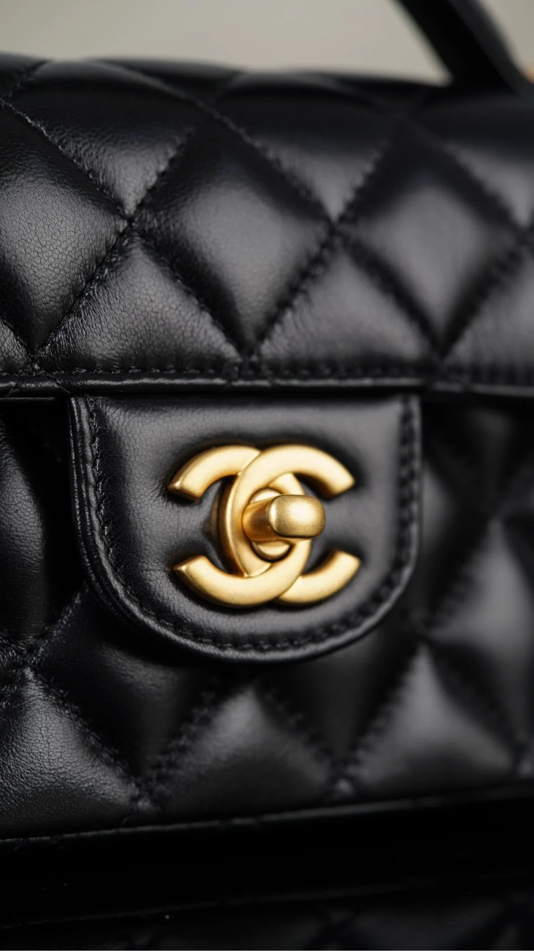 Chanel 25p - Сумка с горизонтальной ручкой и клапаном - Черно-золотая