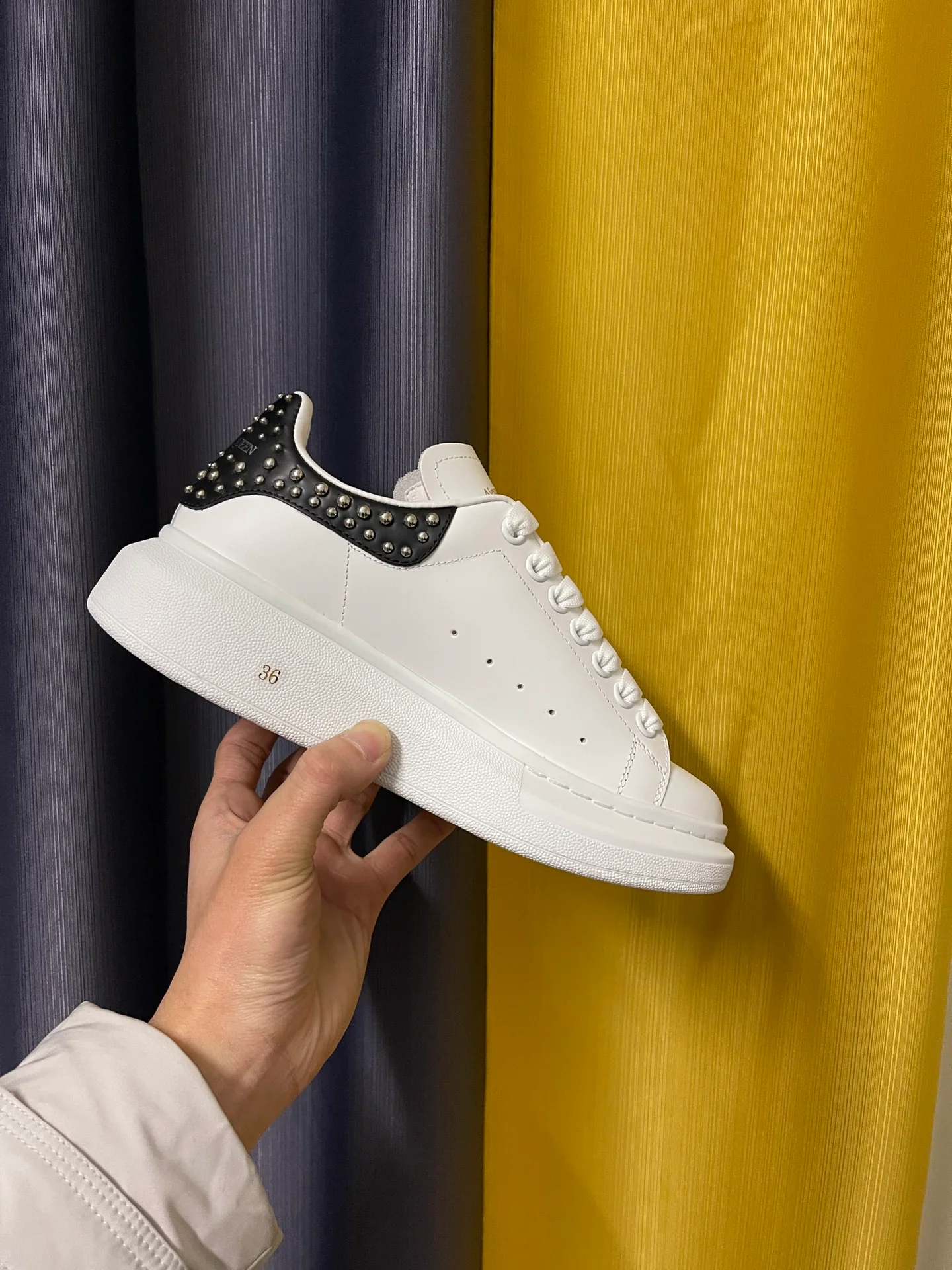 Классические белые кроссовки McQueen - унисекс - черная кожа с круглыми заклепками