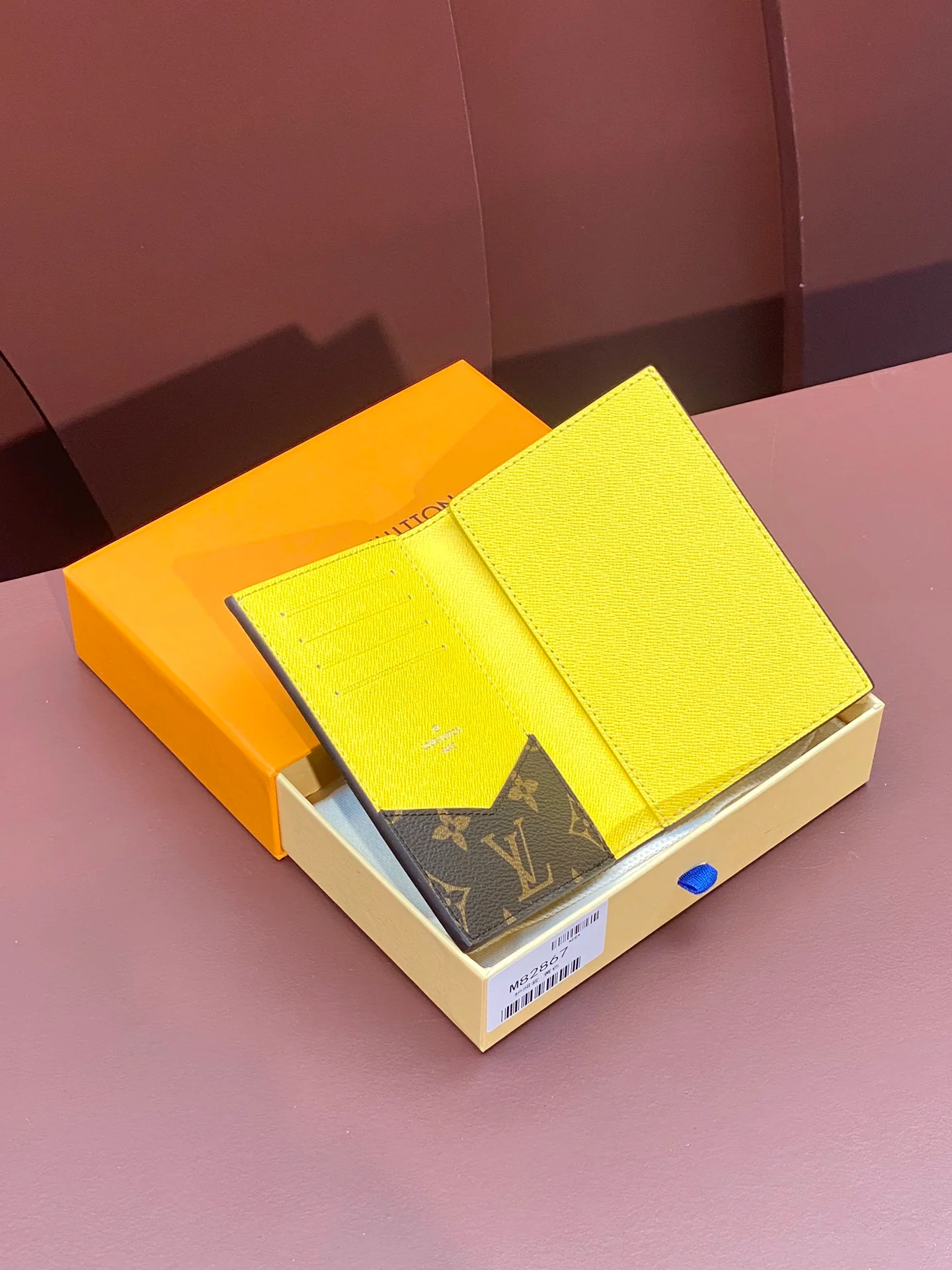LV-m82867-Обложка для паспорта-Желтая