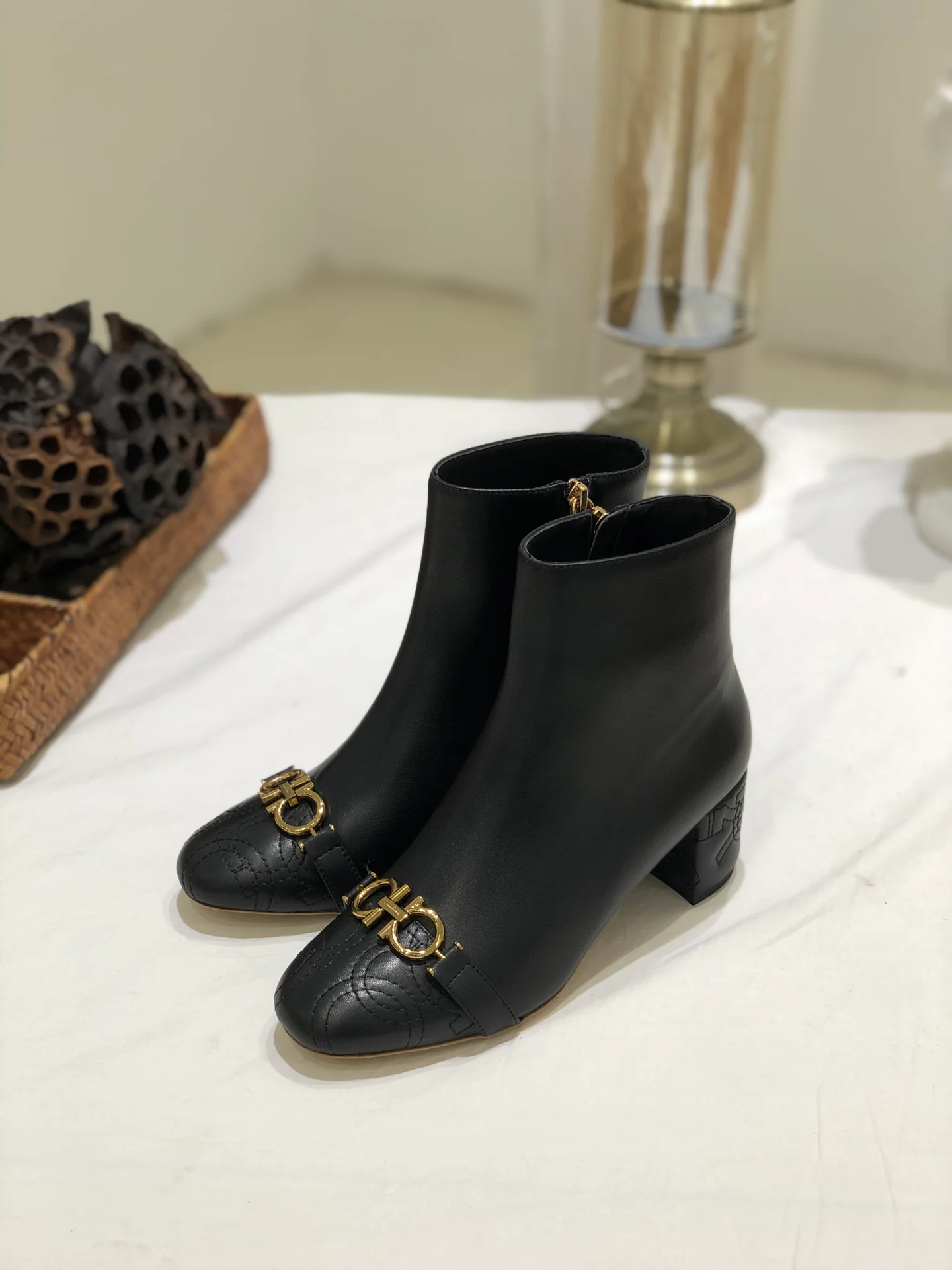 Туфли Salvatore Ferragamo - пряжка в форме подковы - квадратный носок - ботильоны на массивном каблуке