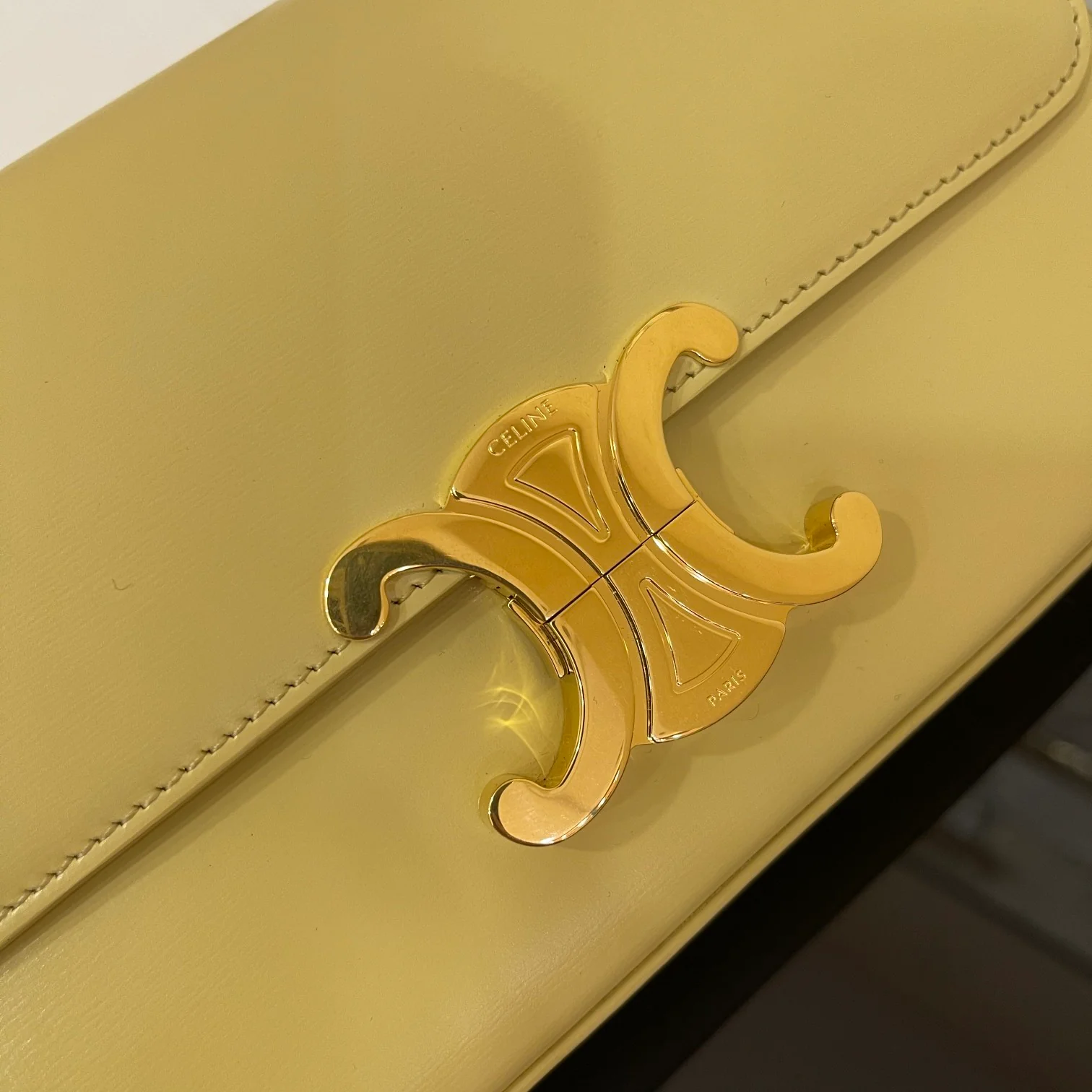 Кожаная сумка через плечо Celine Triomphe - желтая