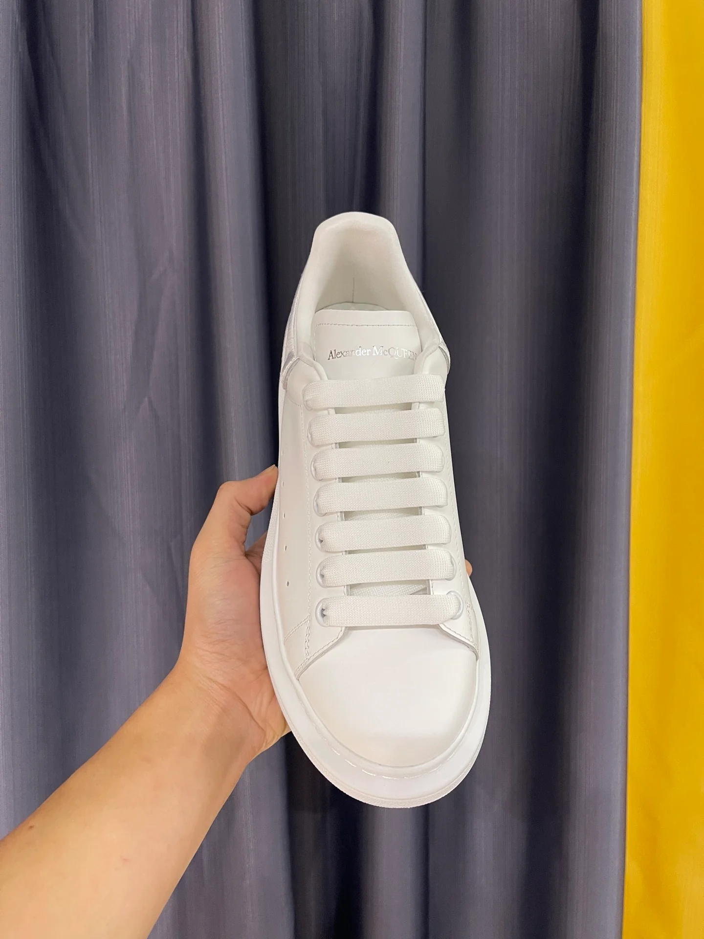 Классические белые кроссовки McQueen - унисекс - белый и серебристый каблук с объемной вышивкой