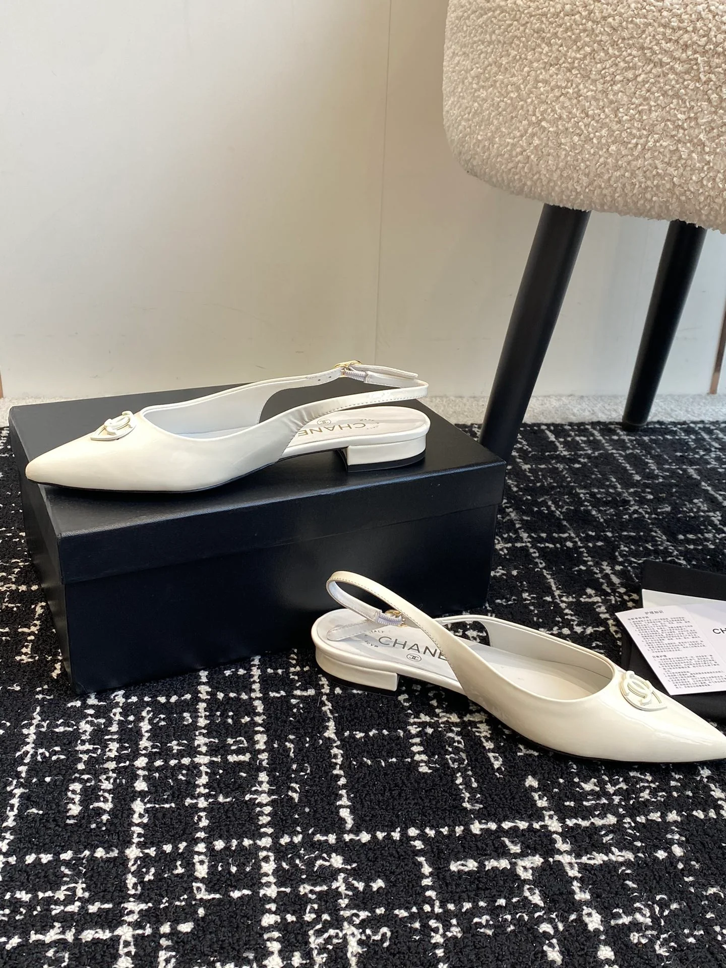 Сандалии Chanel 2025 с острым носком и открытой пяткой - белые