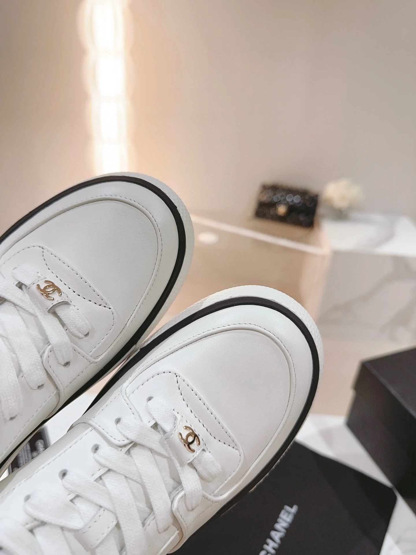 Новинка сезона ?Начало осени? от Chanel — повседневные туфли на платформе.