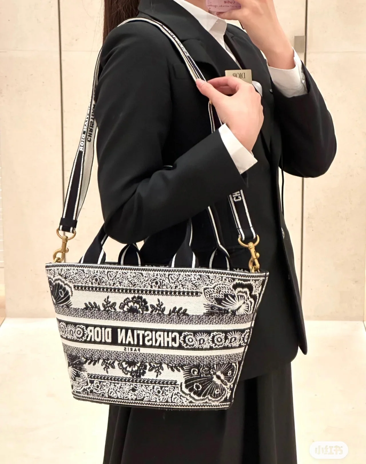 Весенняя коллекция Dior 2024 — сумка-корзинка Alberto-della-vita в черно-белом исполнении.