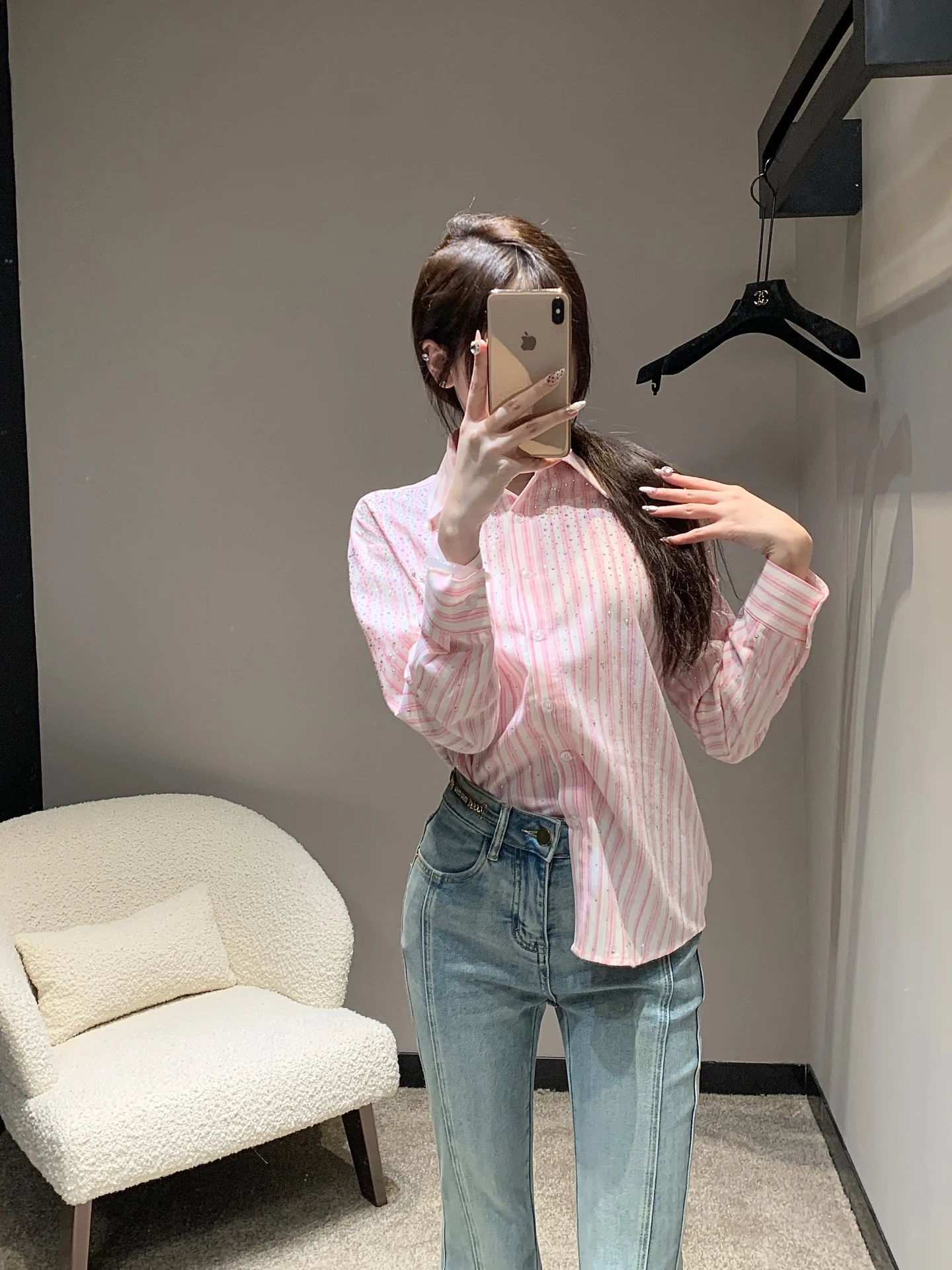 Miu Miu 2404 - Розовая рубашка с длинными рукавами, украшенная стразами, бусинами и надписью.