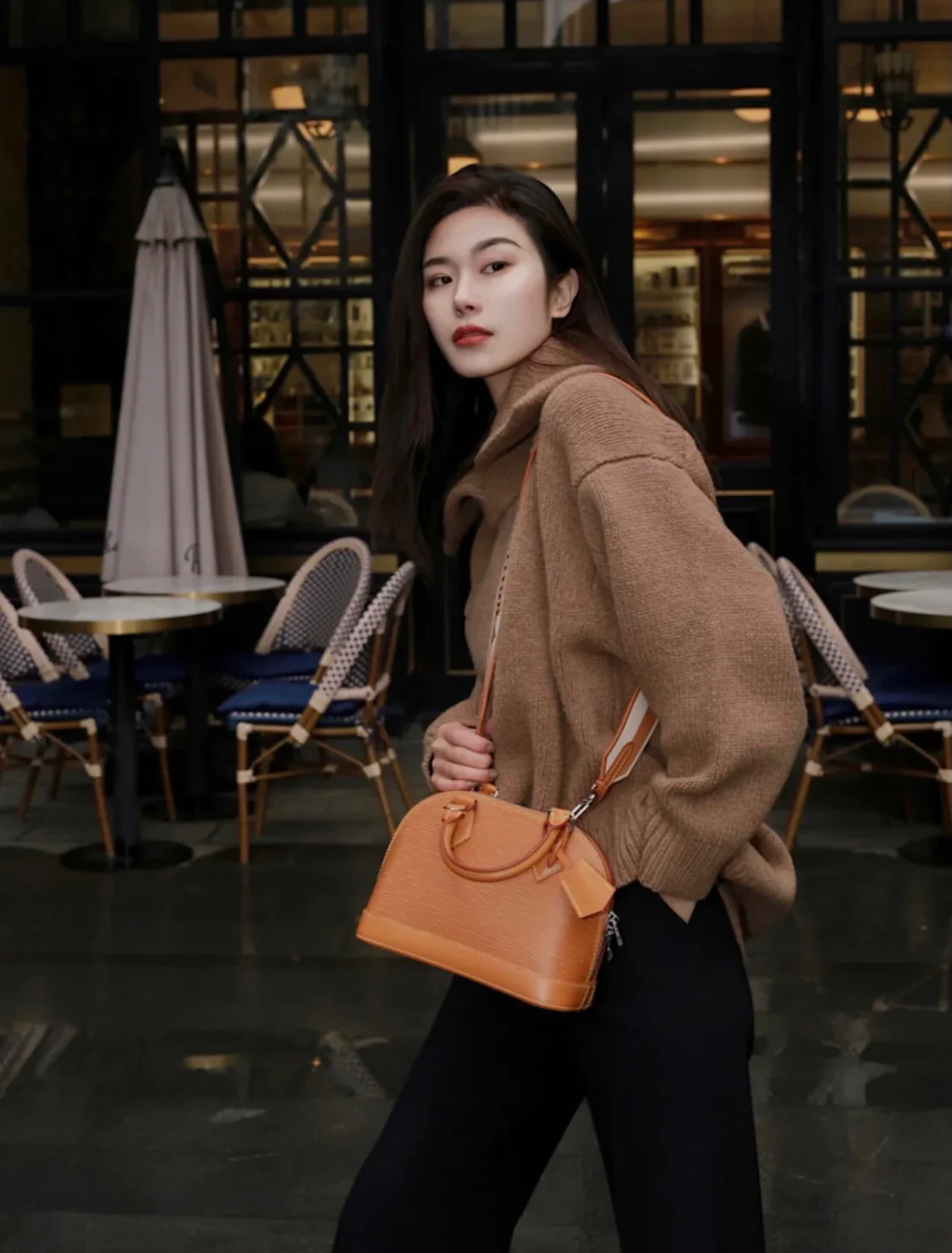 Сумка LV Alma Shell Bag — карамельного цвета — на фото.