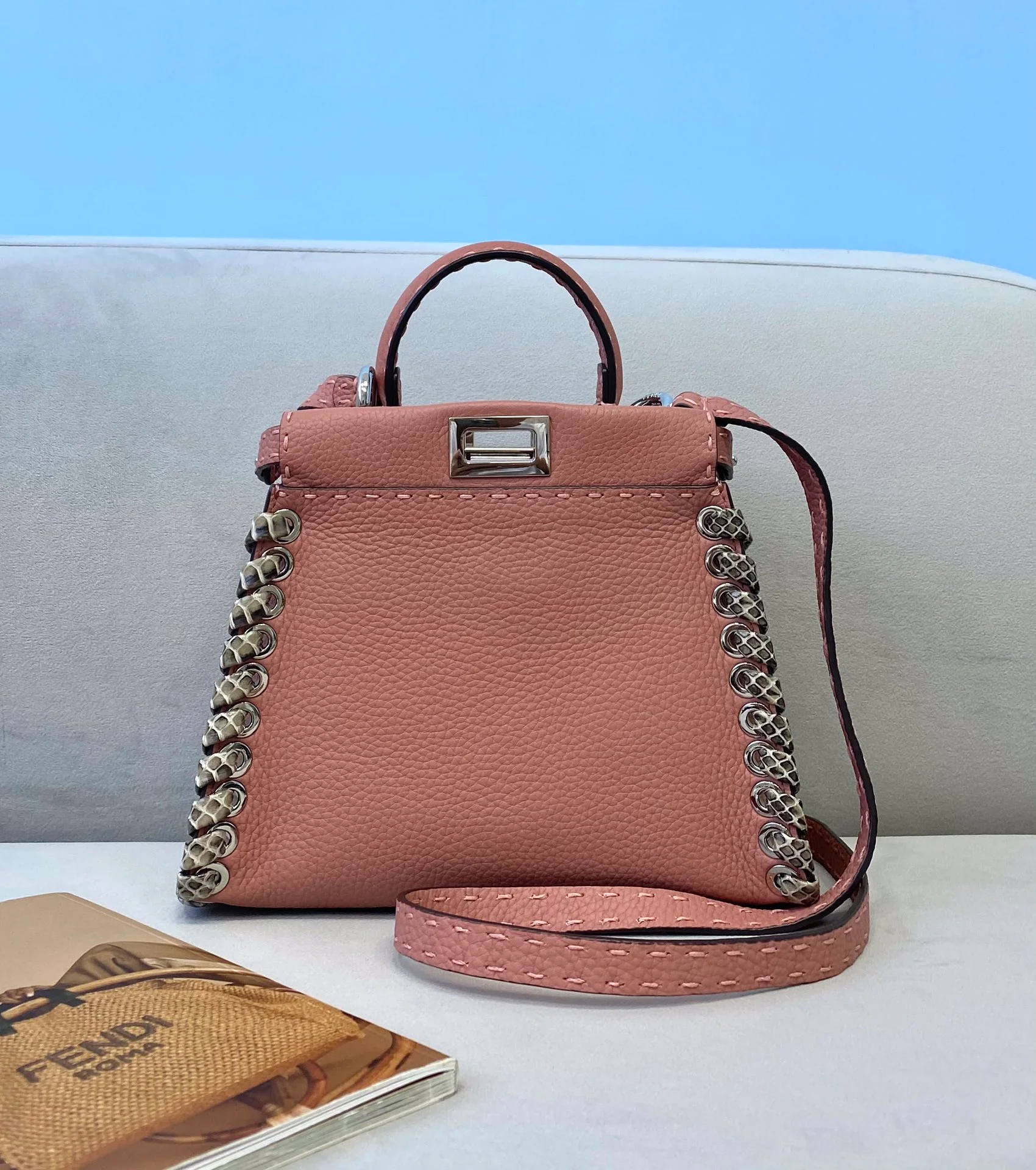 Миниатюрная кожаная сумка Fendi Peekaboo розового цвета - 1 шт.