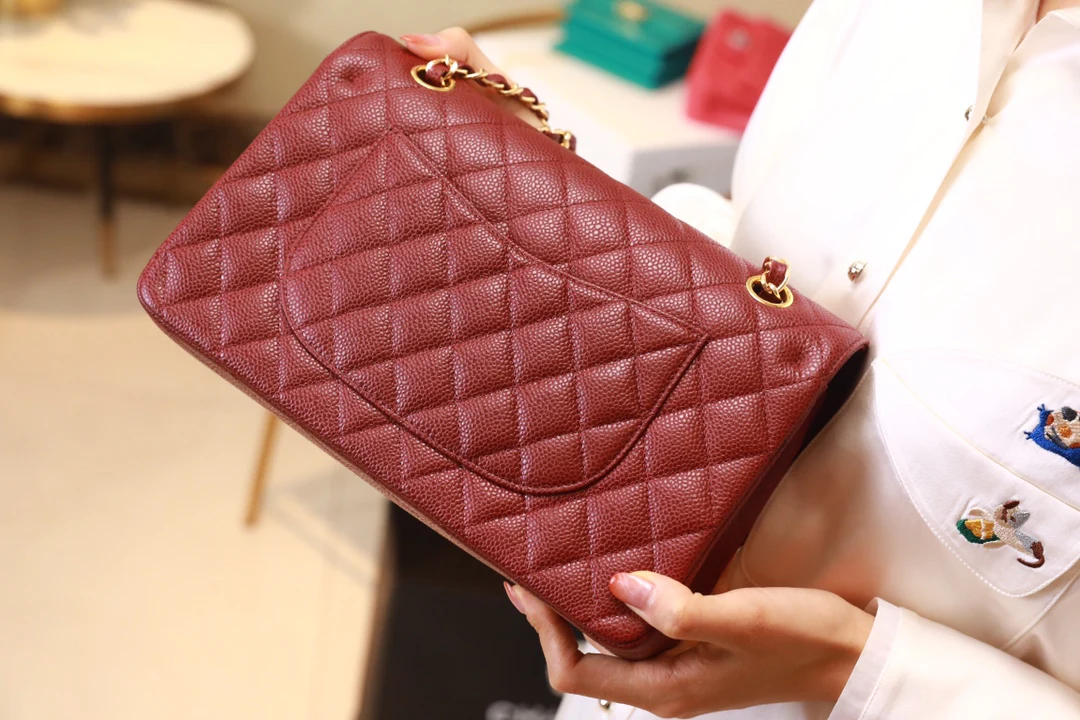 Классическая сумка Chanel Caviar CF — цвет ?Жижубовый красный? с золотой фурнитурой — 25 см