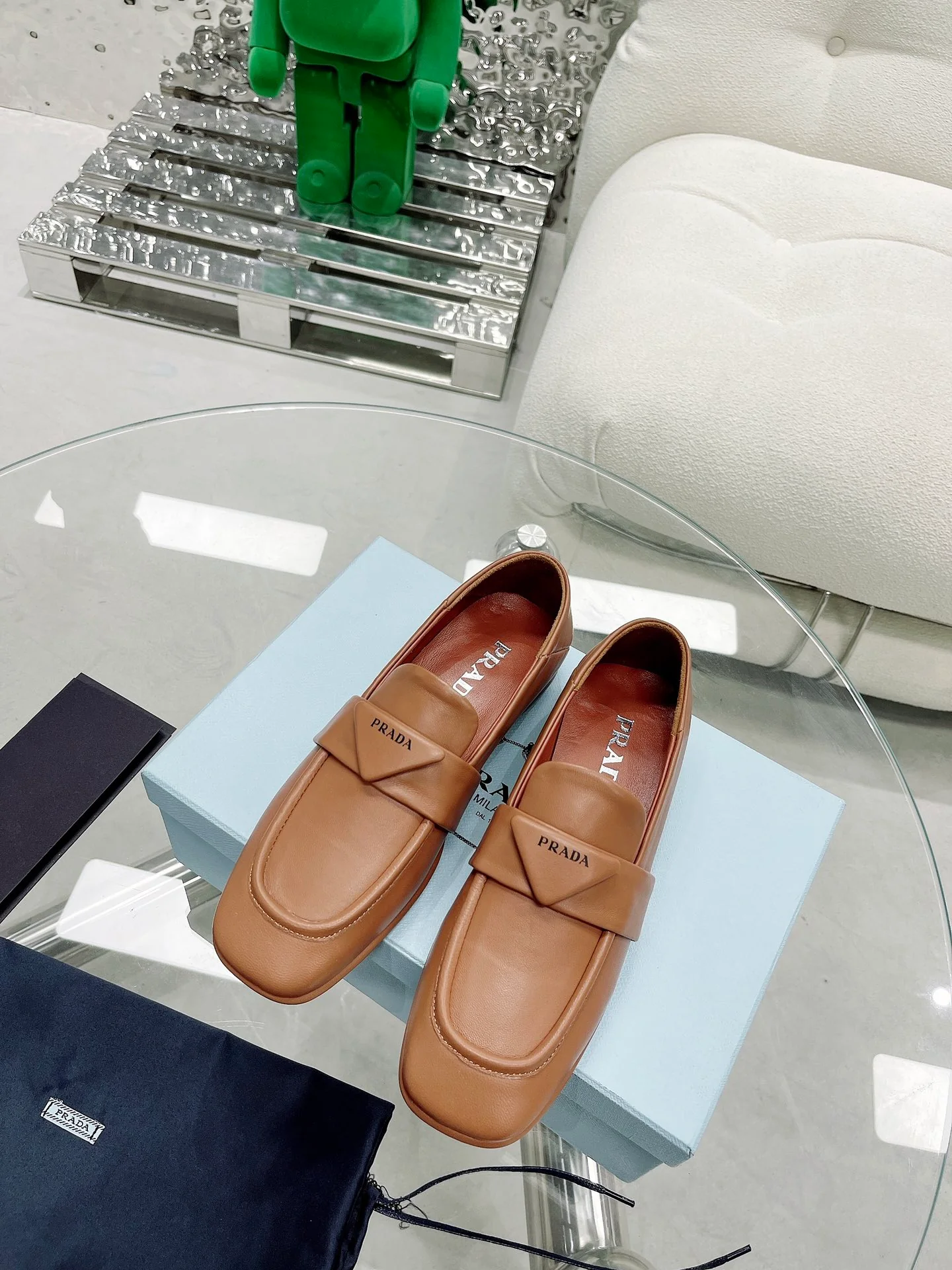 Коллекция Prada 2022 года с подиума - балетки с закрытым носком.