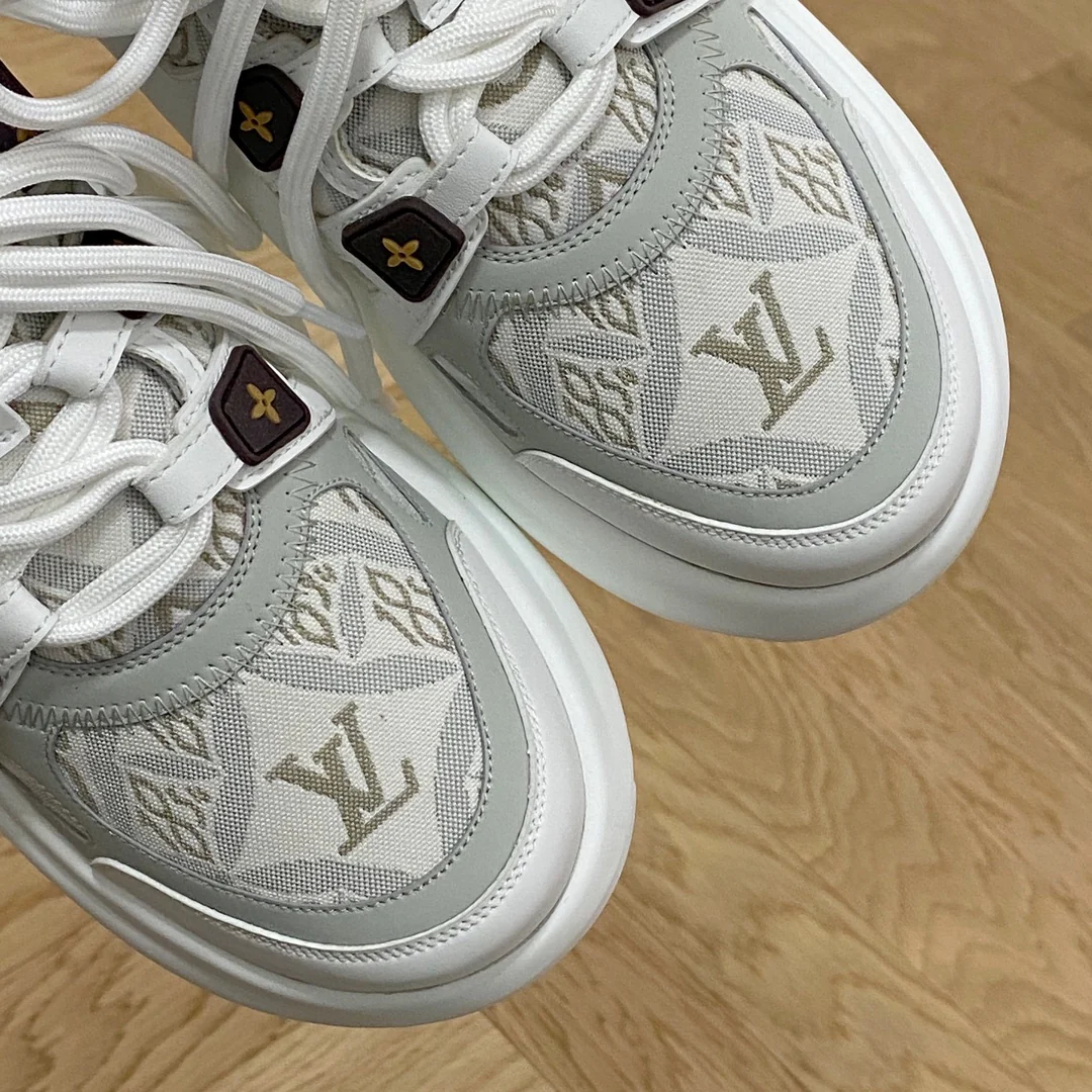 Обувь LV - массивные кроссовки с вышивкой LV - серо-белые