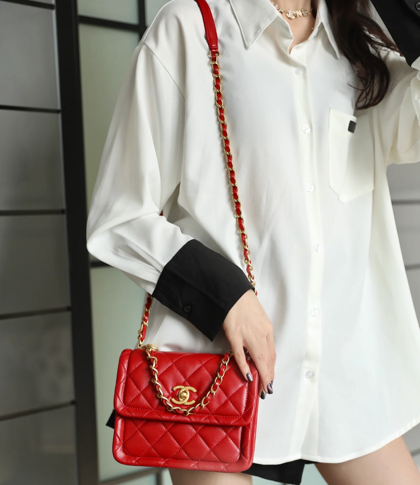 Маленькая сумка Chanel Tofu Bag - красная с золотой фурнитурой.