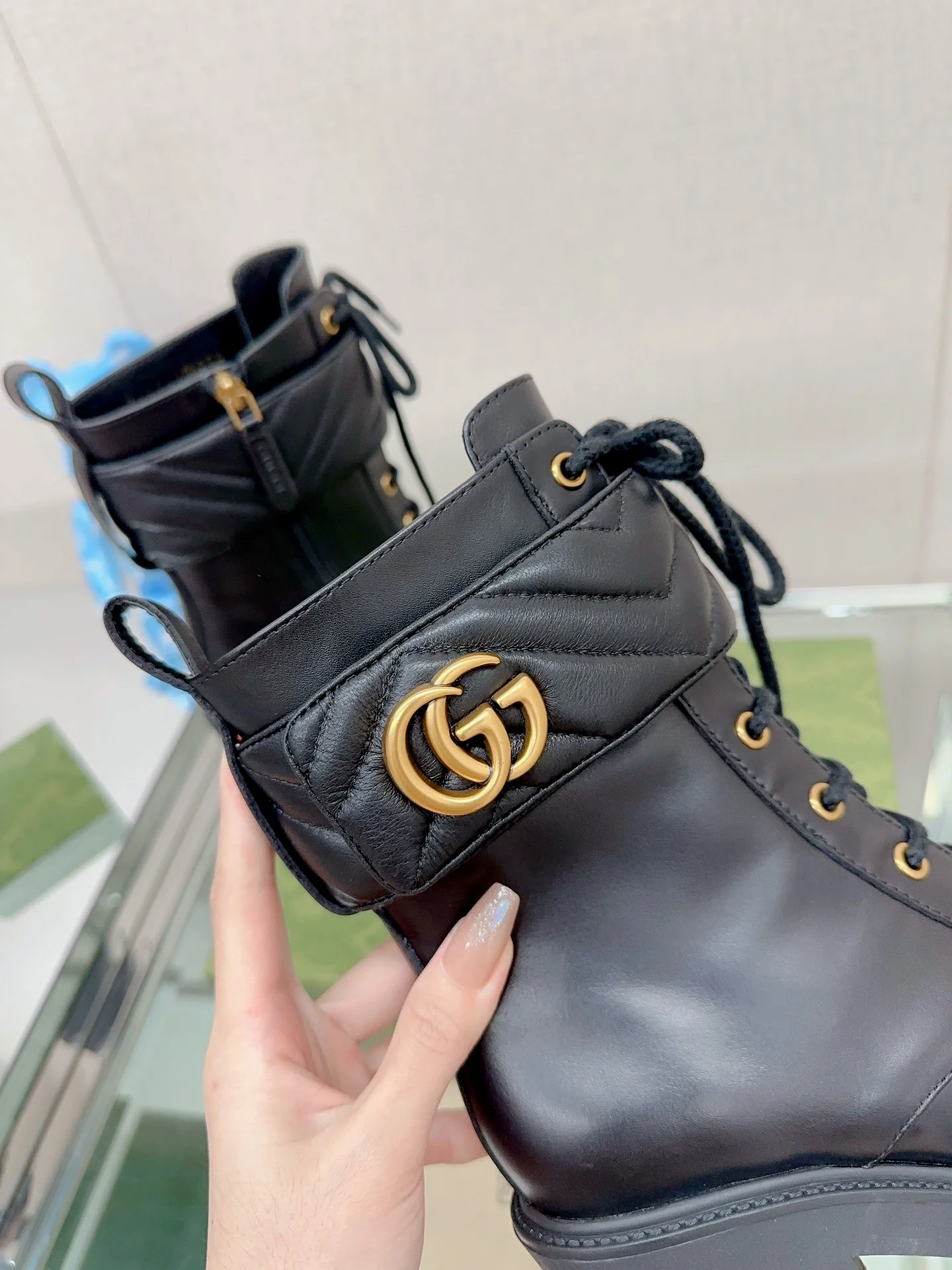 Новинка 2023 года от Gucci - Ботильоны на высоком каблуке с пряжкой и шнуровкой в ??виде буквы G - Черные