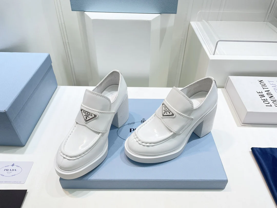 Новинка сезона весна/лето 2022 от Prada - Туфли-афро на массивном каблуке - 2