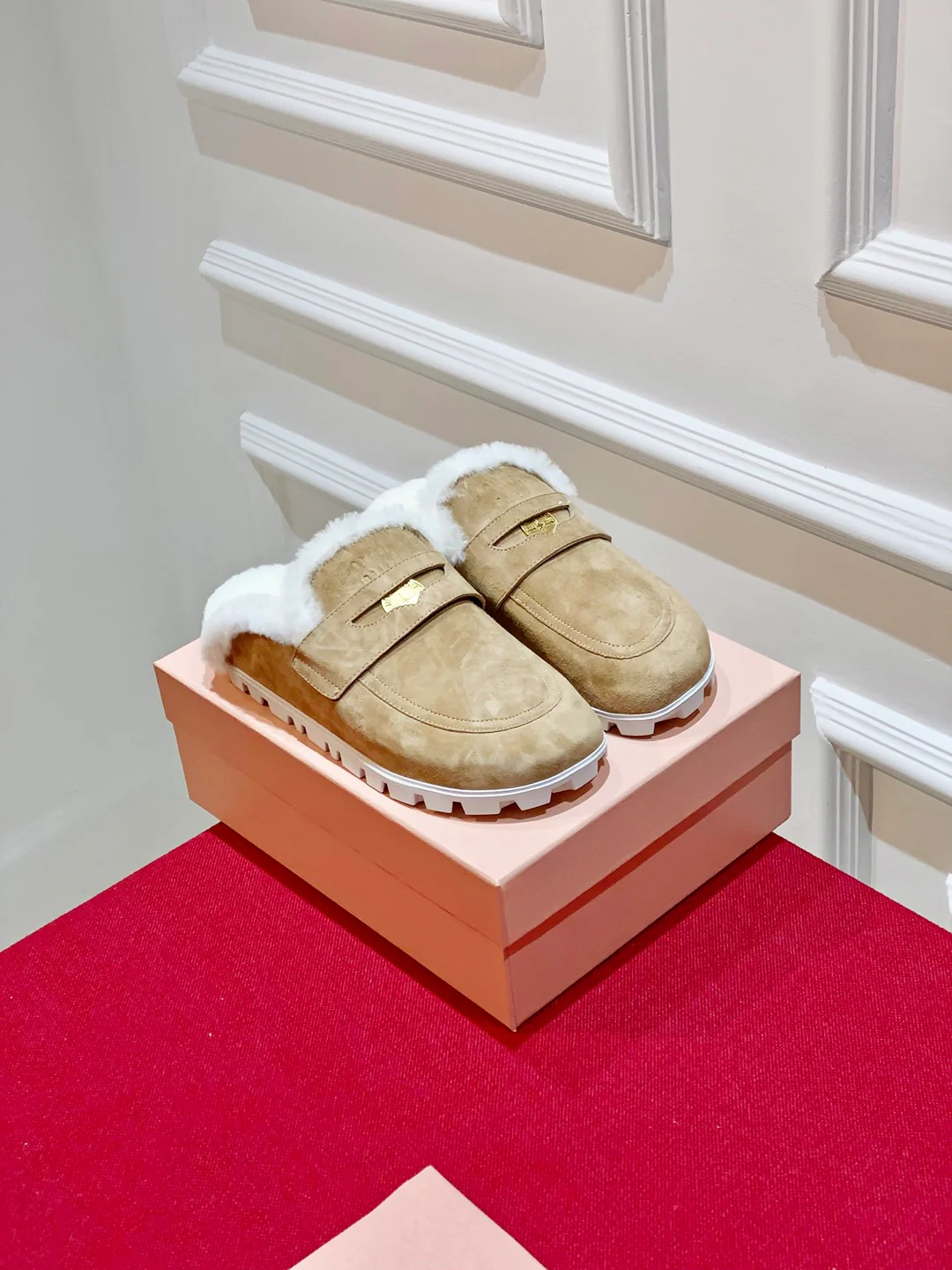 Новинка сезона осень/зима 2023 от Miu Miu - Меховые тапочки с пряжкой в ??виде монеты - Цвет хаки