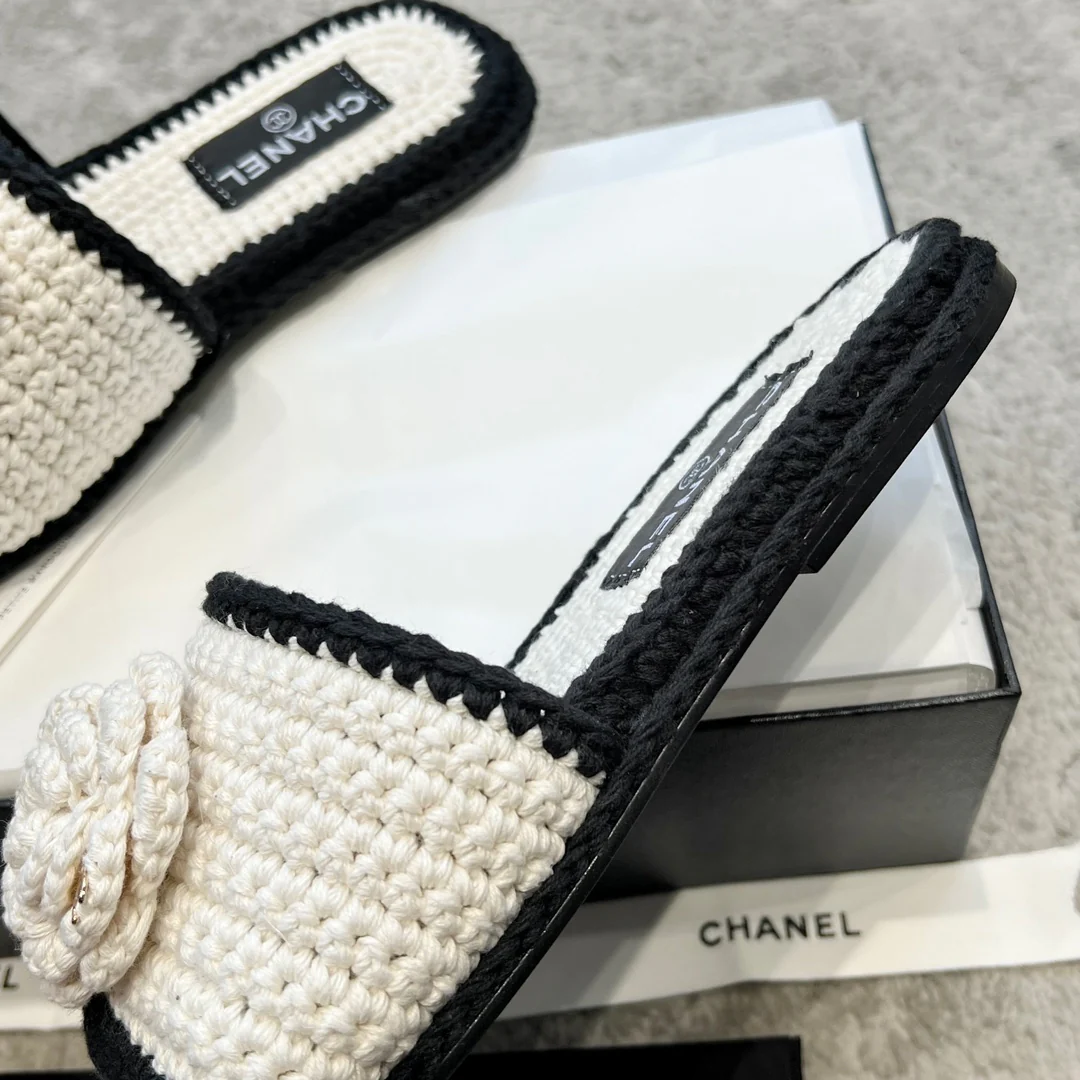Новинка сезона весна/лето 2023 от Chanel - Плетеные тапочки с камелиями - Белые