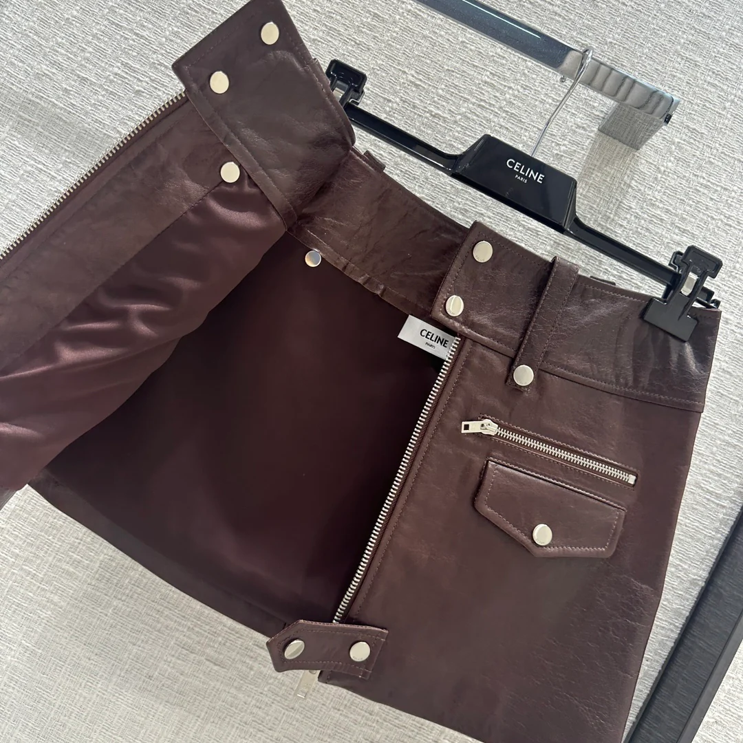 Новинка сезона весна/лето 2024 от Celine - юбка из овечьей кожи в стиле панк - коричневая.