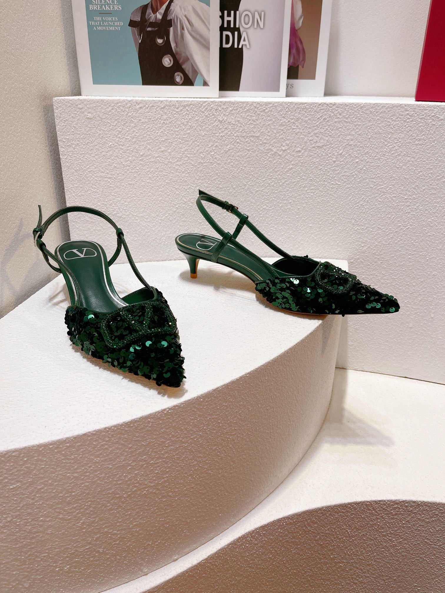 Новинка с официального сайта Valentino 2023 — Глянцевые босоножки на низком каблуке с острым носком — 4 см — Зеленые