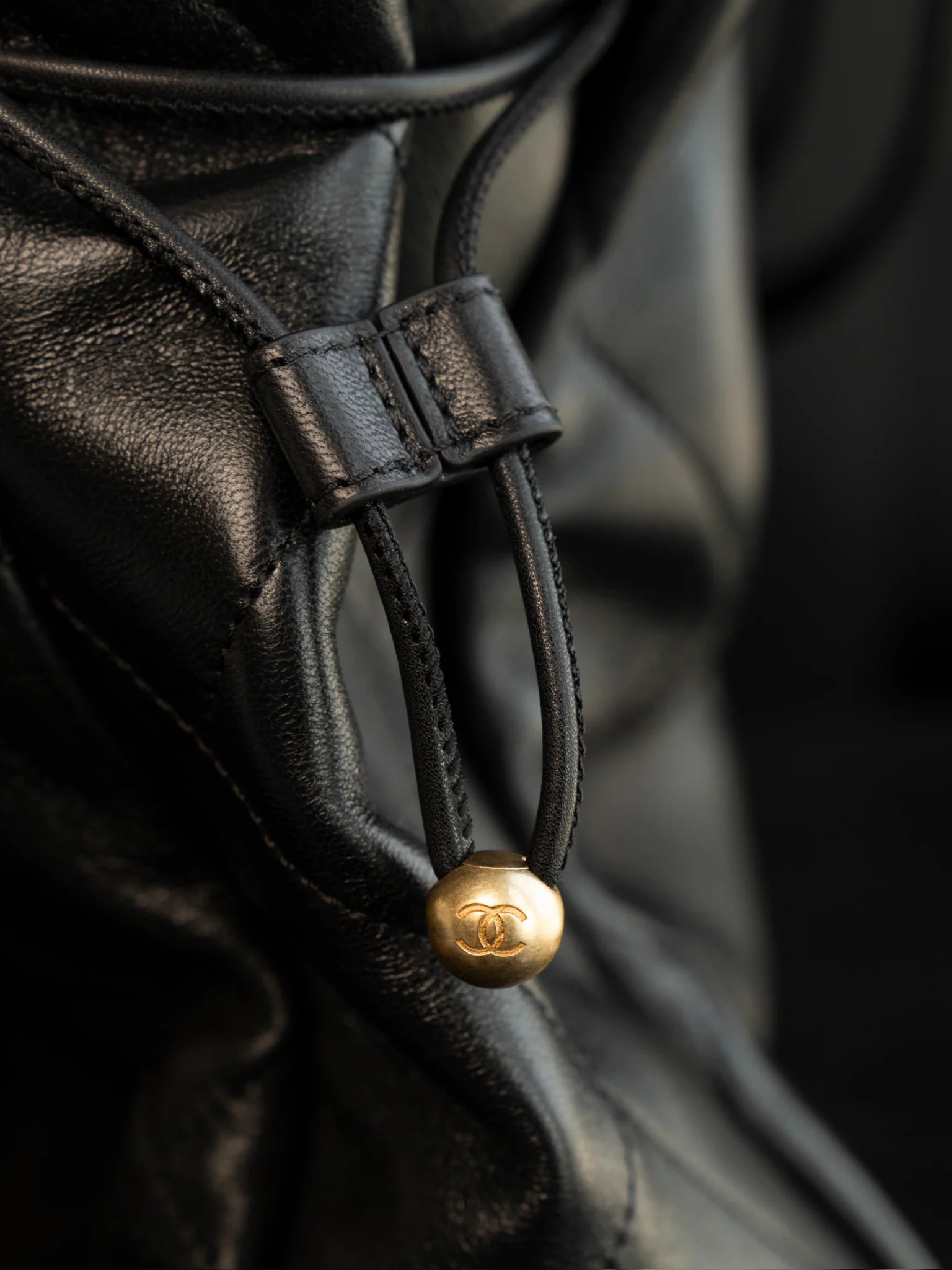 Большая сумка-шоппер Chanel 25c, черно-золотая.