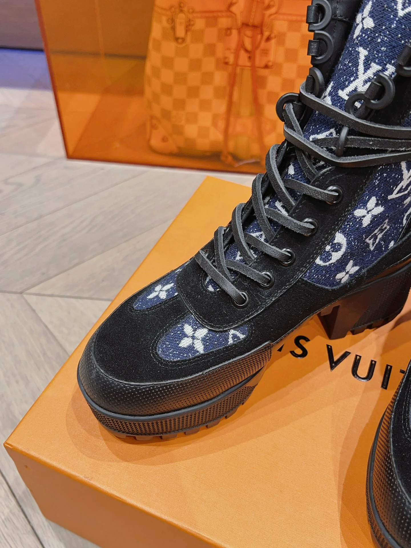 Новинка осенне-зимней коллекции LV 2023 — Ботинки Мартин на высоком каблуке — Черная серия — Модель 3