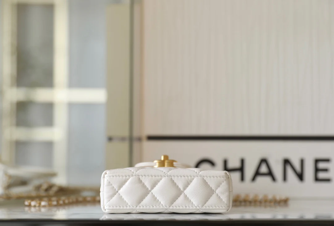 Миниатюрная сумочка Chanel Kelly на цепочке, белая.