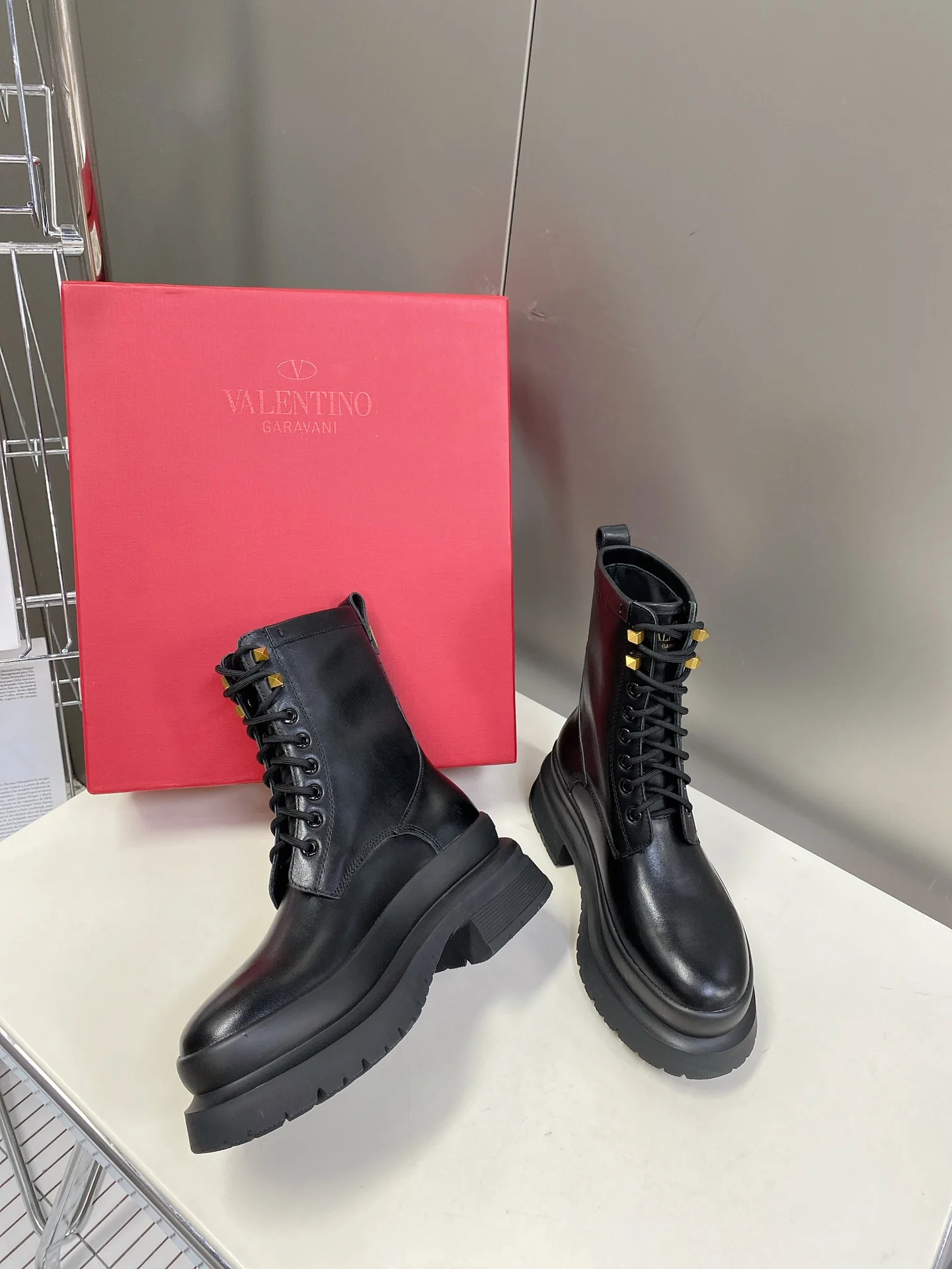 Новинка сезона осень/зима 2022 от Valentino - Ботинки Martin в британском стиле - 1