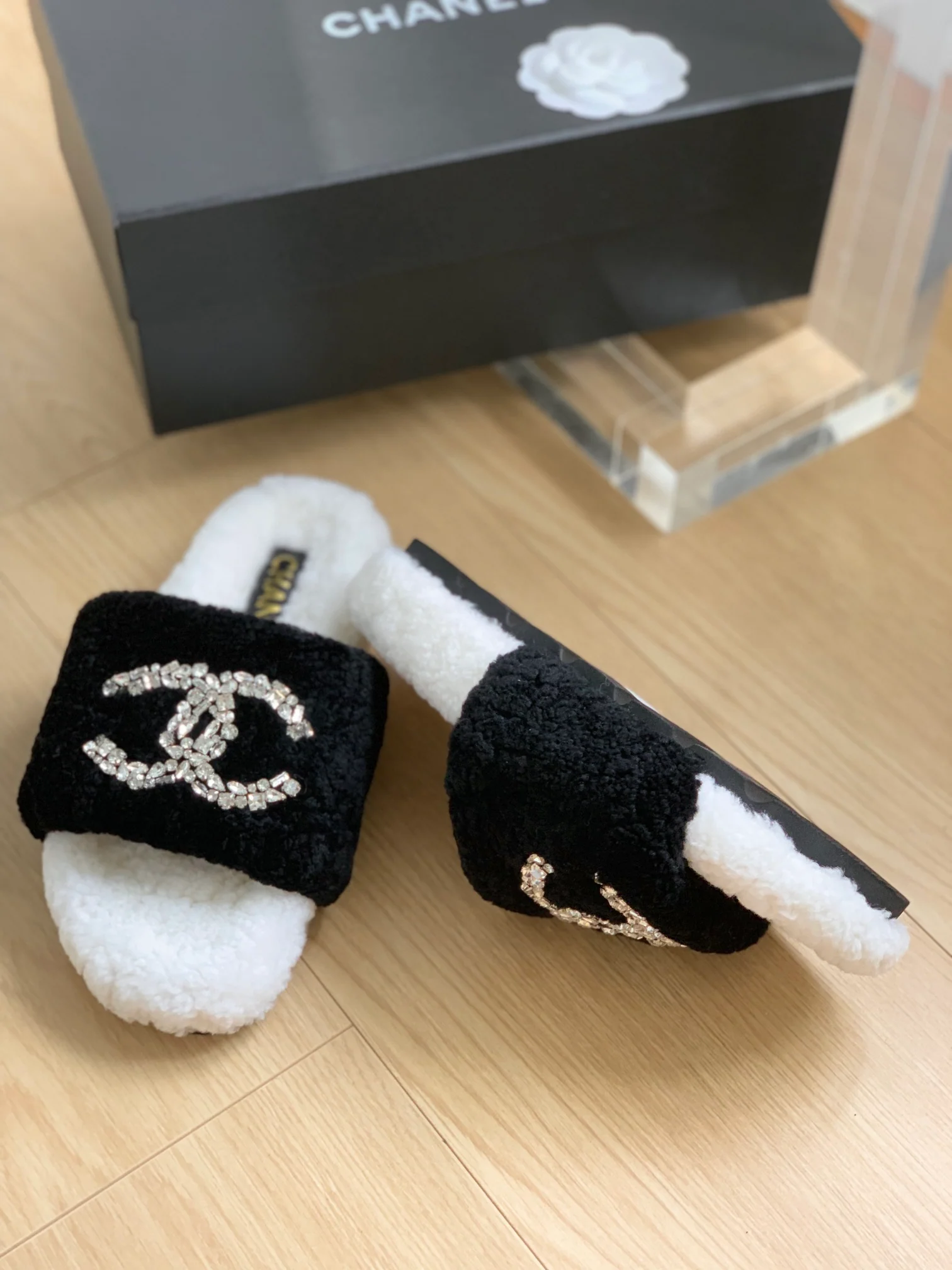 Новинка сезона осень/зима 2023 от Chanel - Домашние тапочки из овечьей шерсти с резиновой подошвой - Черно-белые