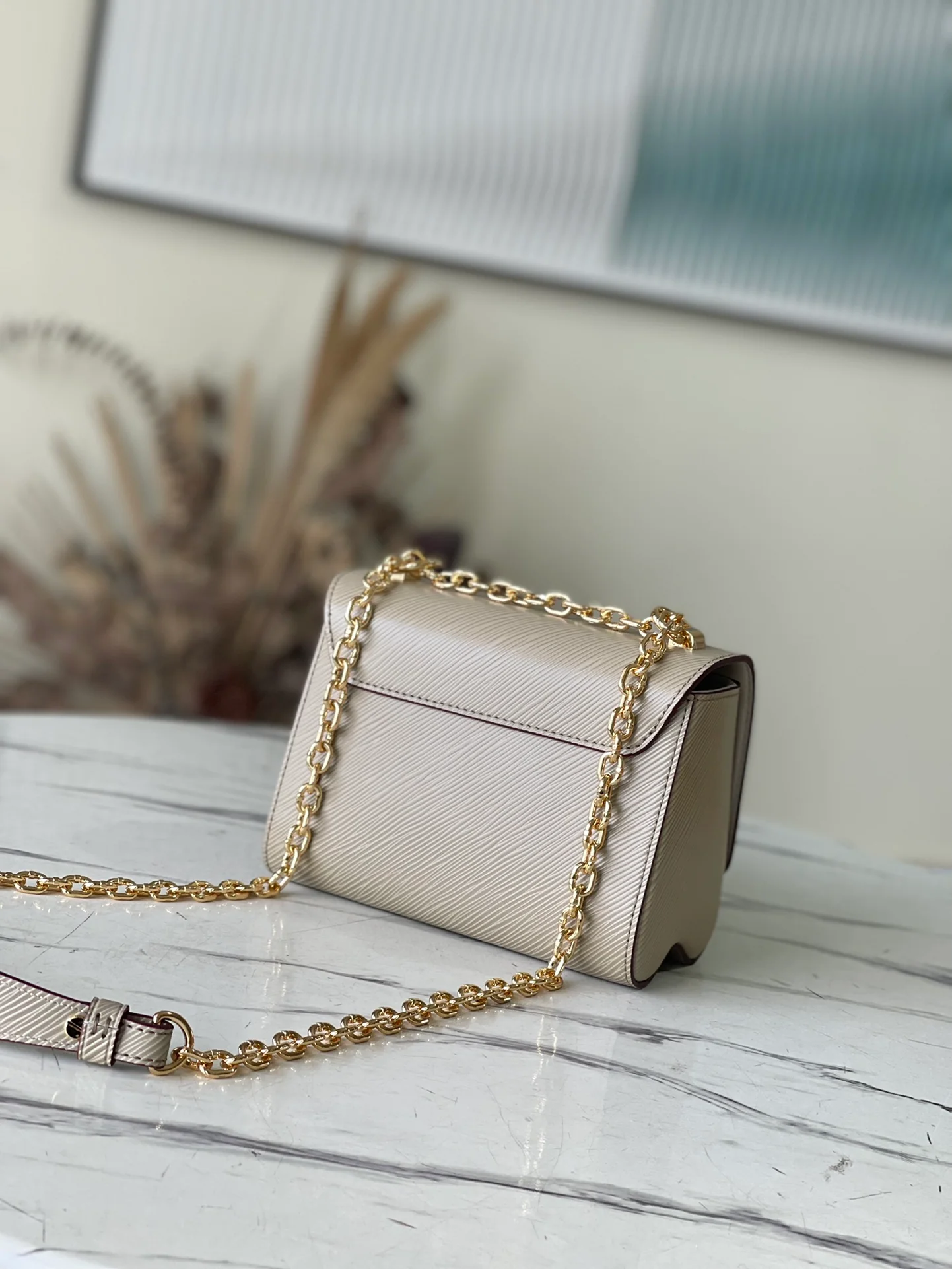 m21119-LV-twist-pm-chain bag-grey