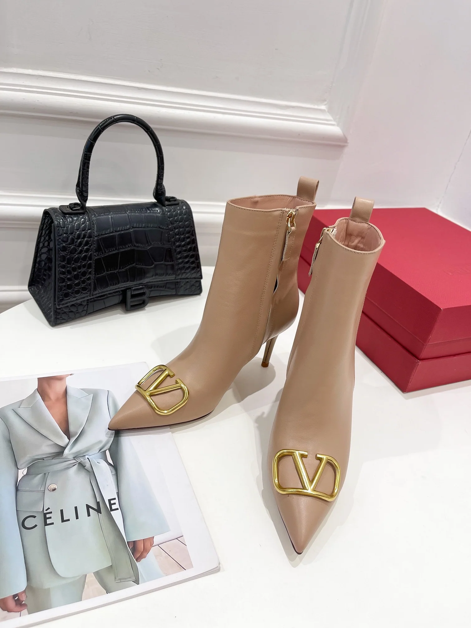 Новинка сезона осень/зима 2022 от Valentino - большие ботильоны с V-образным вырезом.