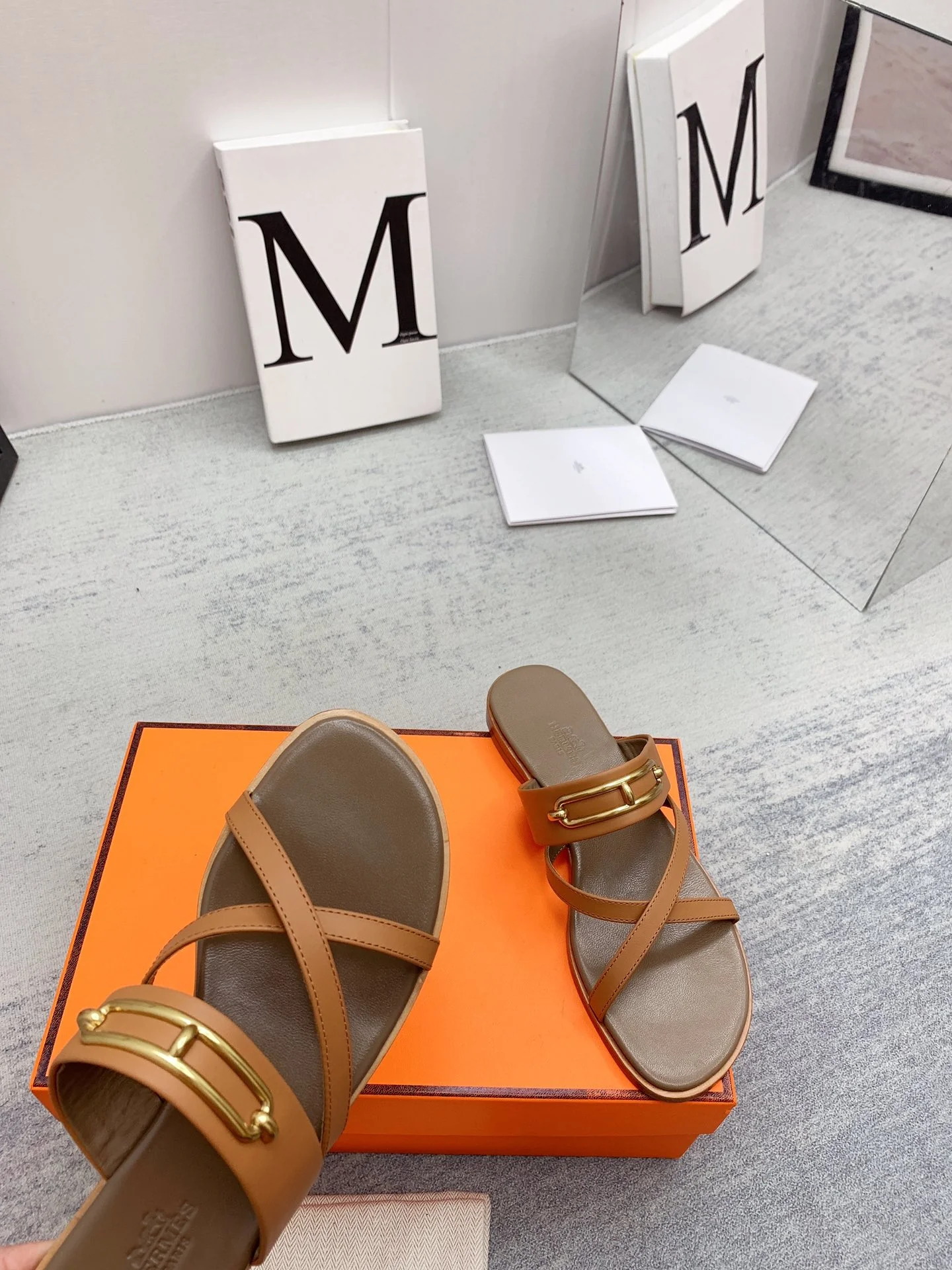 Новинка сезона весна/лето 2022 от Hermes - Текстурированные плоские тапочки - 2 шт.