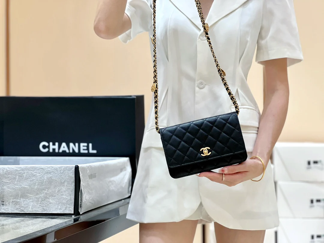 Сумка Chanel WOC с цепочкой и монетками — зернистая кожа — черная — фотографии в ношении.