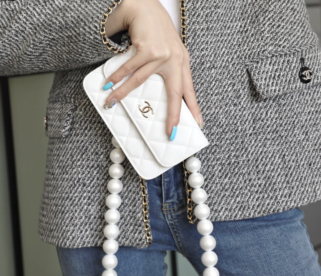 Маленькая сумочка Chanel с жемчужной цепочкой