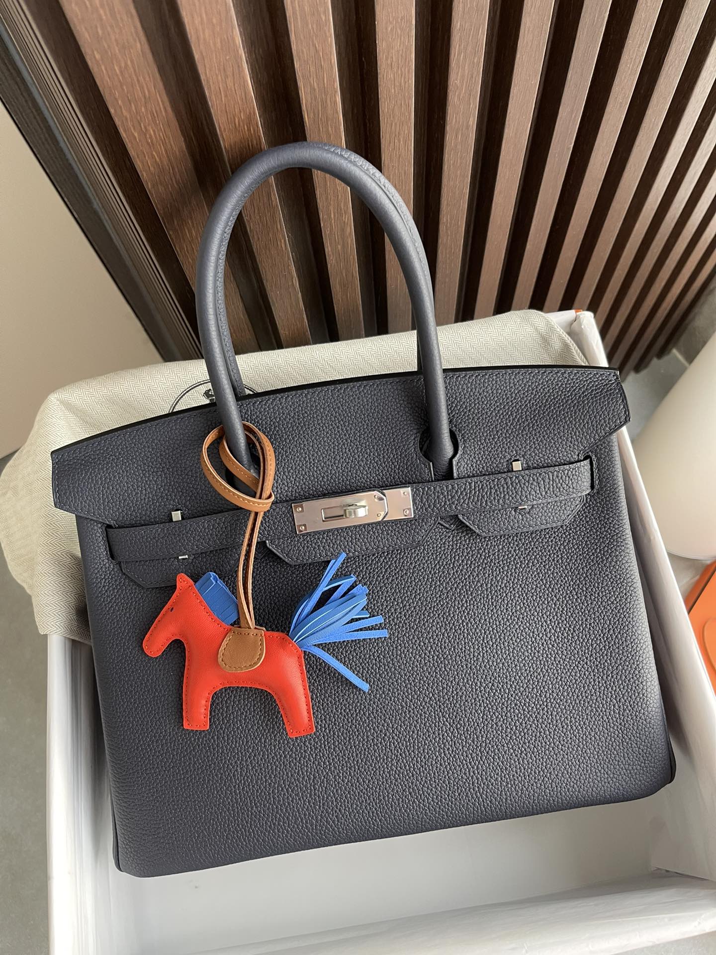 Сумка Hermes Birkin 25 Togo темно-синего и оранжевого цвета с серебряной пряжкой.
