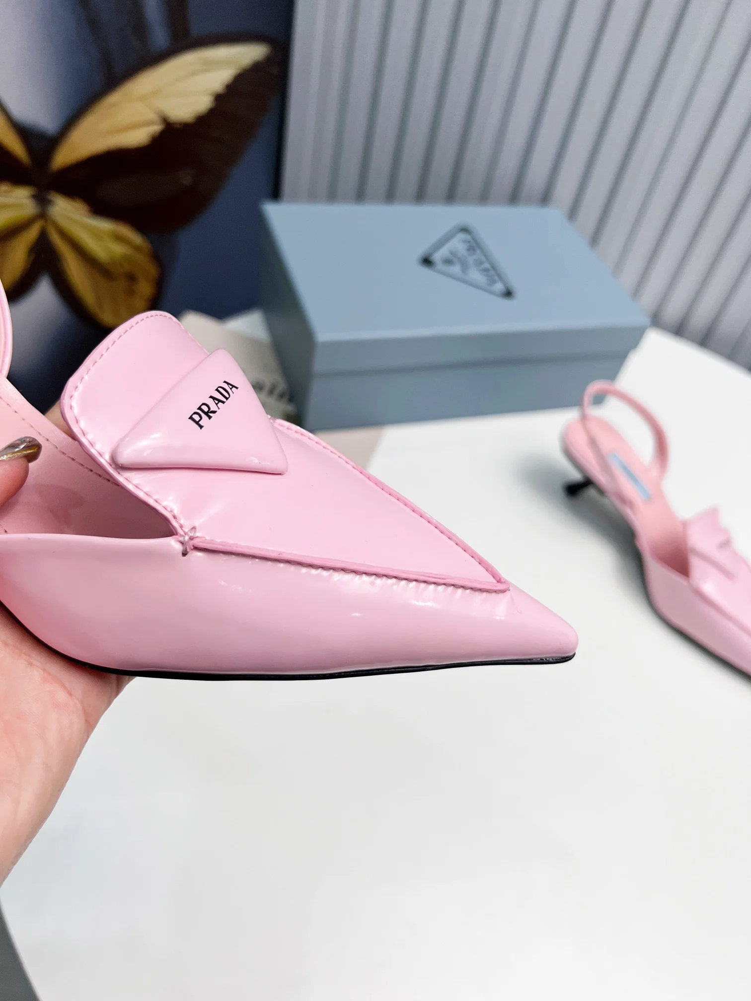 Prada - Розовые сандалии с острым носком