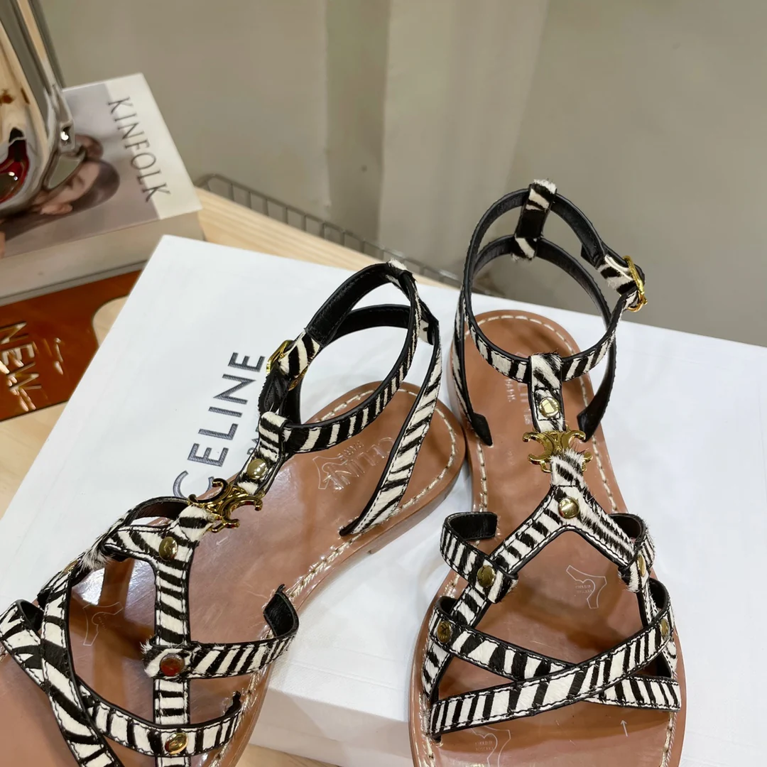 Новинка сезона весна/лето 2023 от Celine - римские сандалии с ремешками