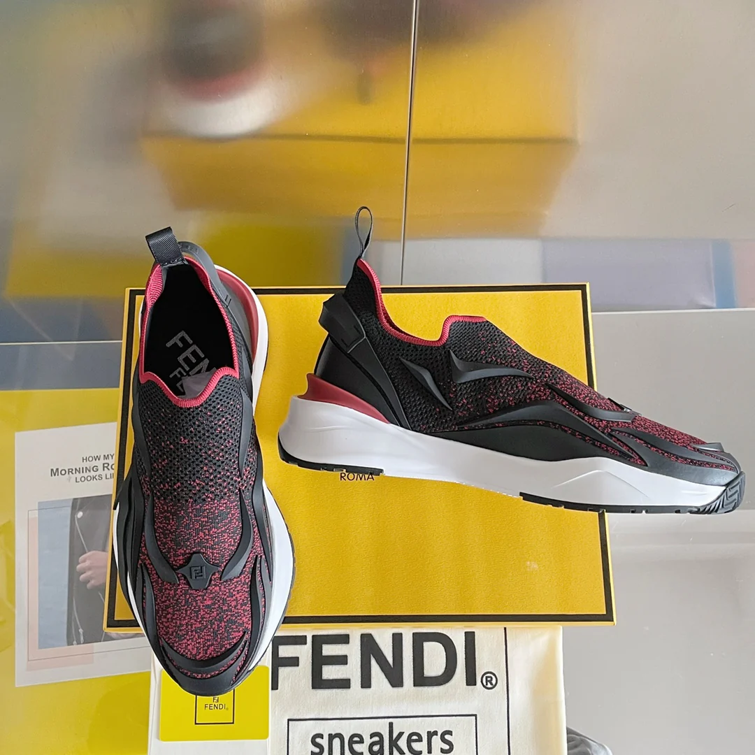 Новинка 2023 года от Fendi - кроссовки Flow Series Flyknit - черно-красные.