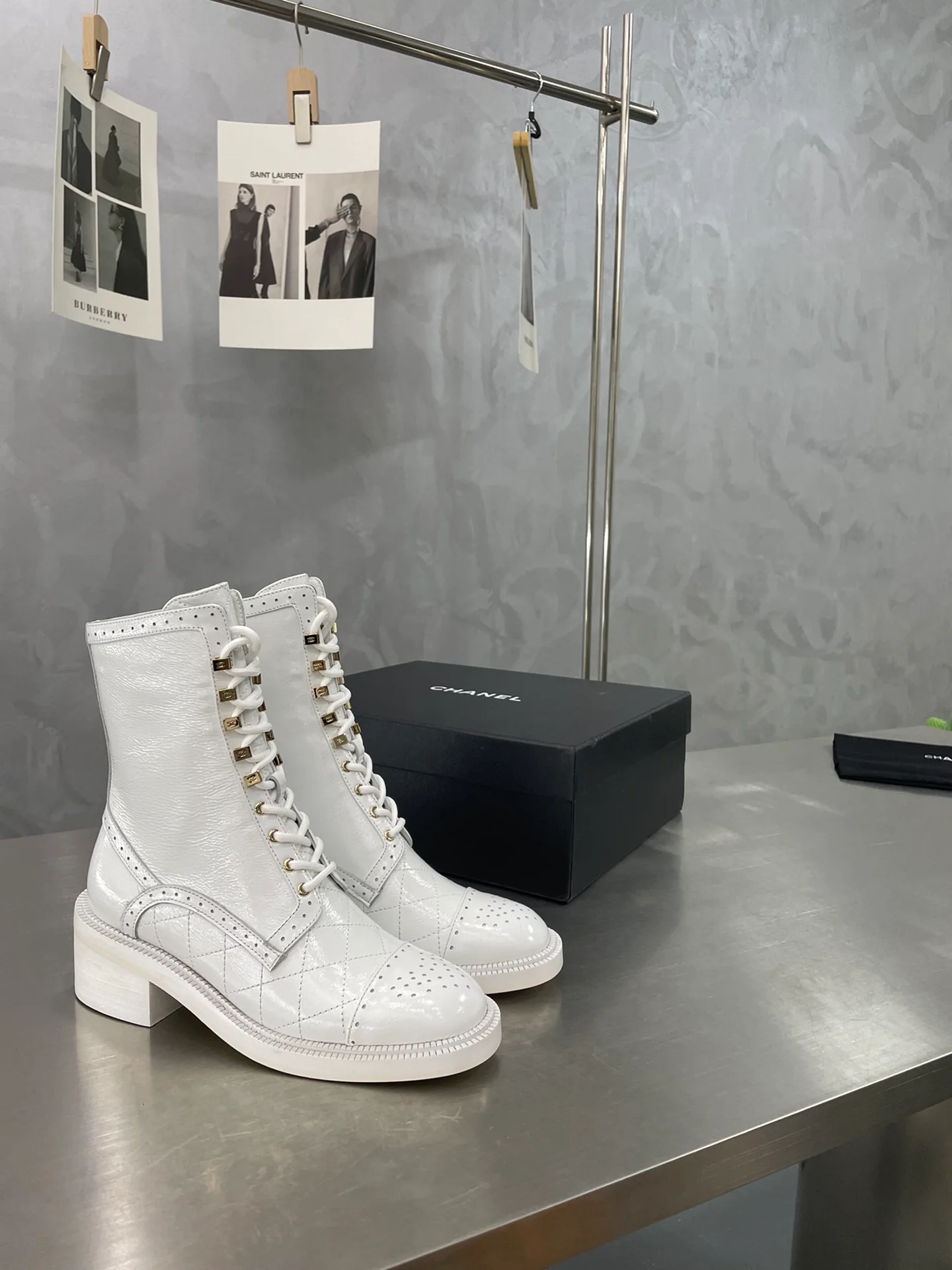 Chanel - Ботильоны на шнуровке на низком каблуке до середины икры - Белые