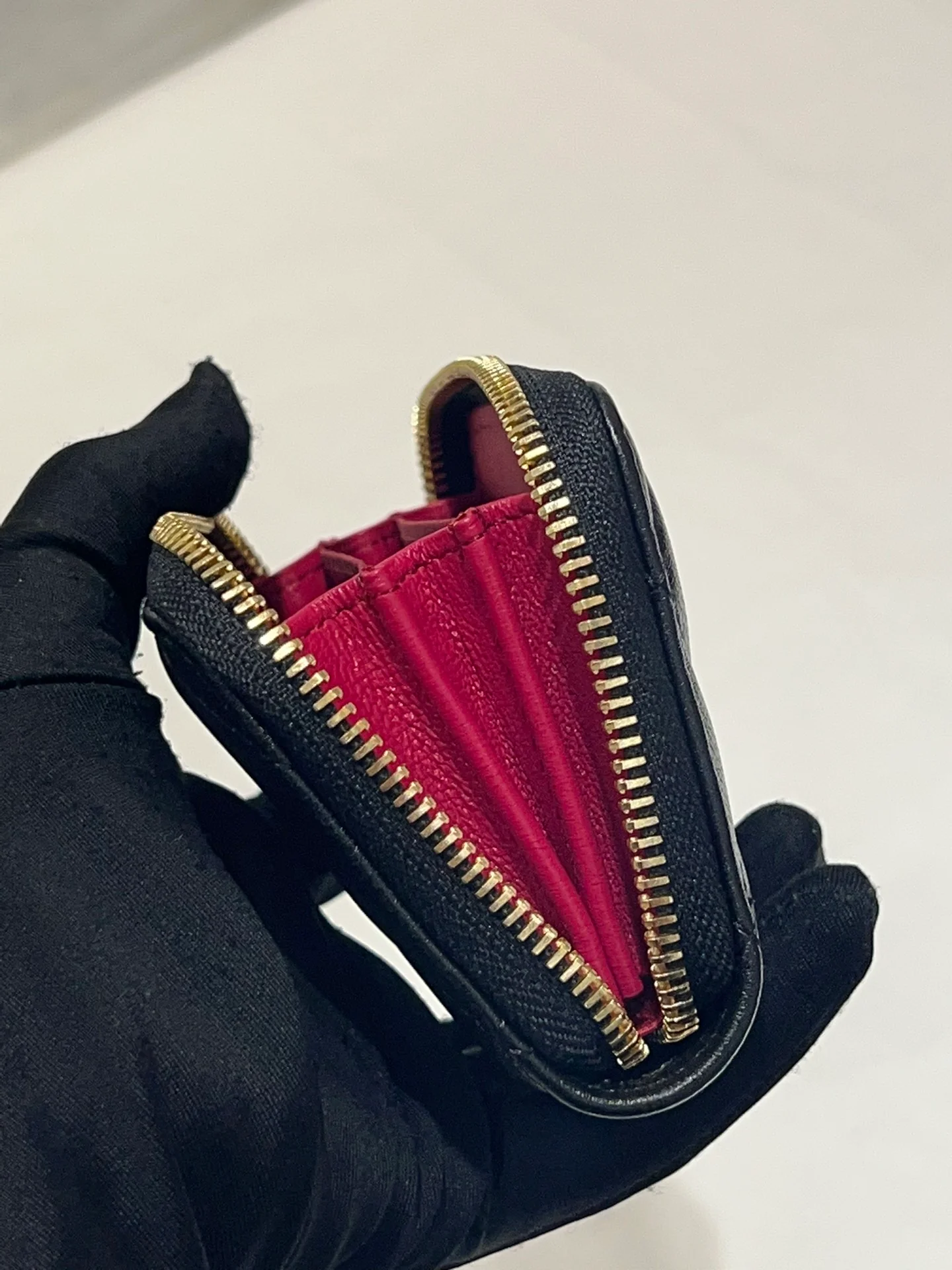 Кошелек-кардхолдер Chanel 23s Heart с эмалированной застежкой-молнией