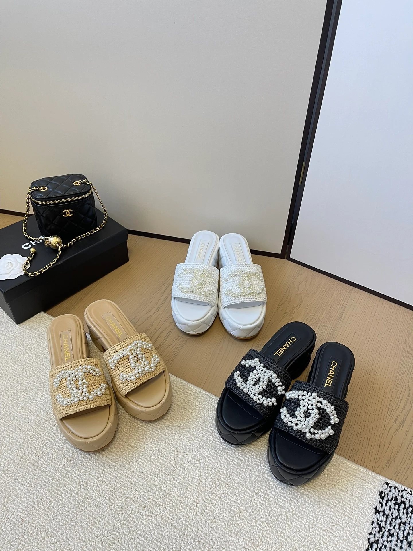 Сандалии на платформе Chanel 2024 с жемчугом - изображение из коллекции