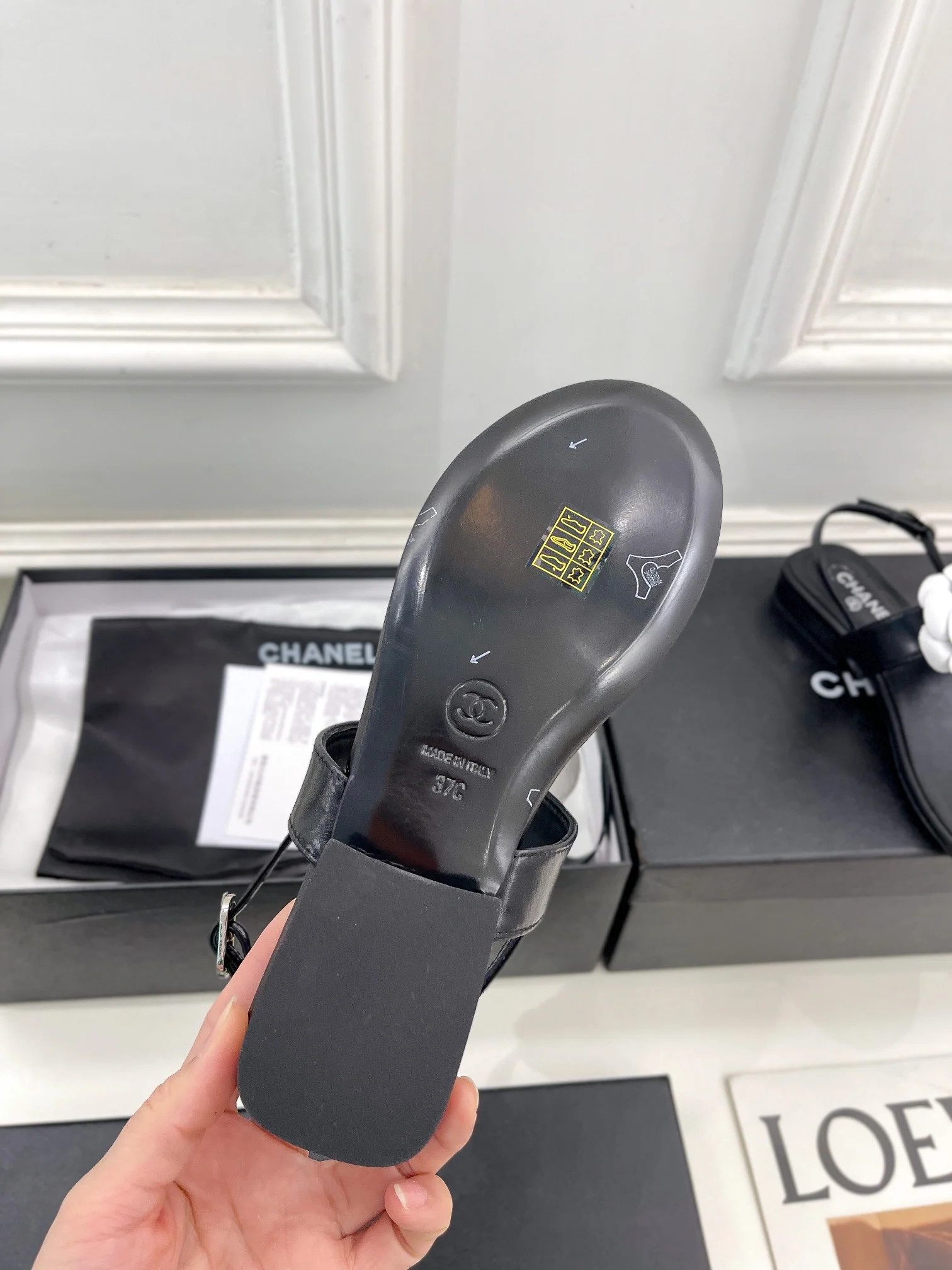 Новинка сезона весна/лето 2023 от Chanel - сандалии Camellia - черные.