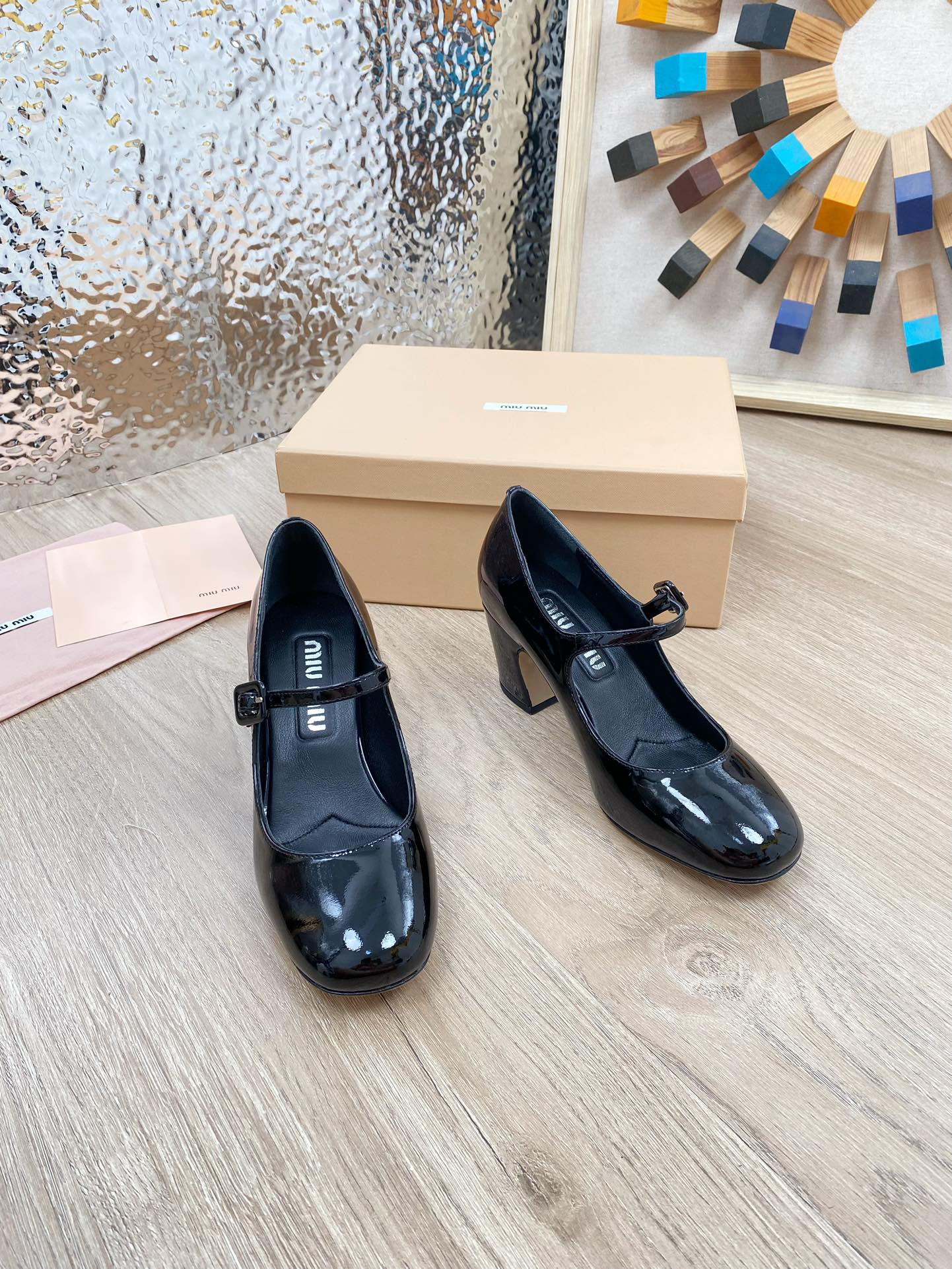 Новинка весны 2023 года от Miu Miu - Туфли на массивном каблуке Greta из лакированной кожи - Черные