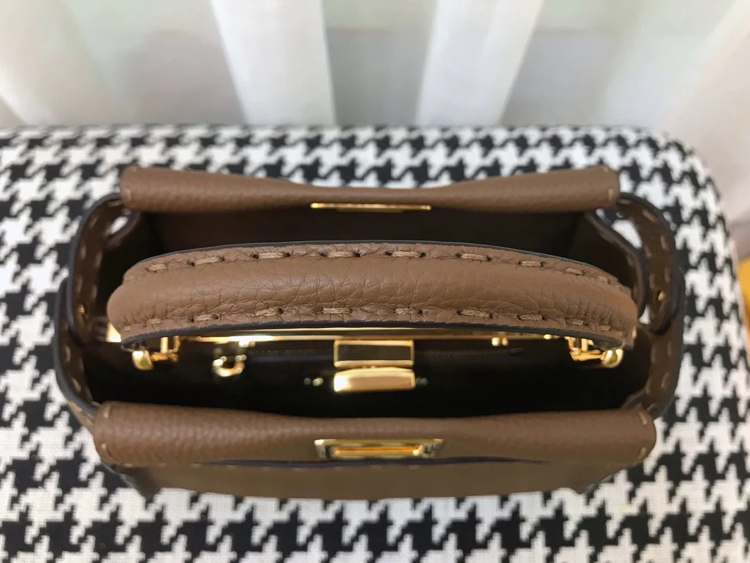 Мини-сумочка Fendi Peekaboo из коричневой кожи