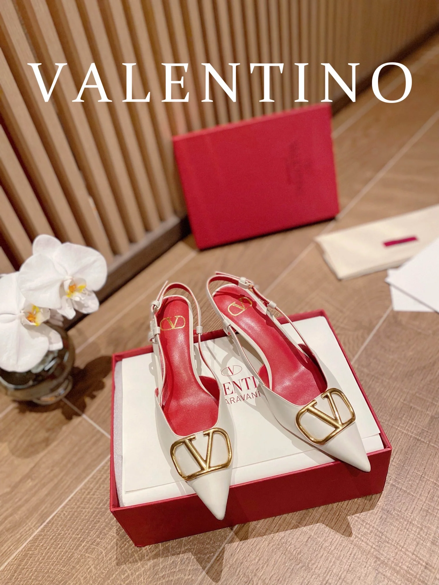 Valentino - Белые туфли на низком каблуке с острым носком