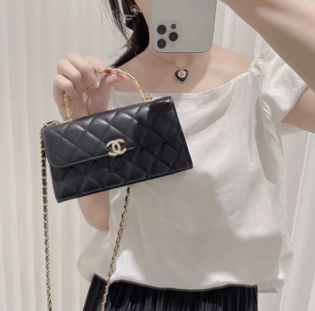 Сумка Chanel 2022 с эмалированными ручками - Черная - Большая