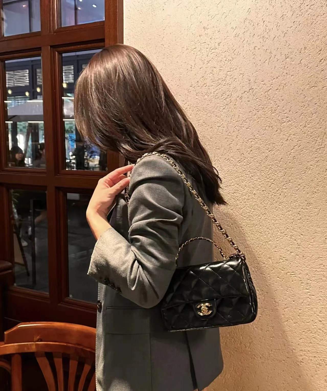 Ручка сумки Chanel 23a CF со стразами - черная