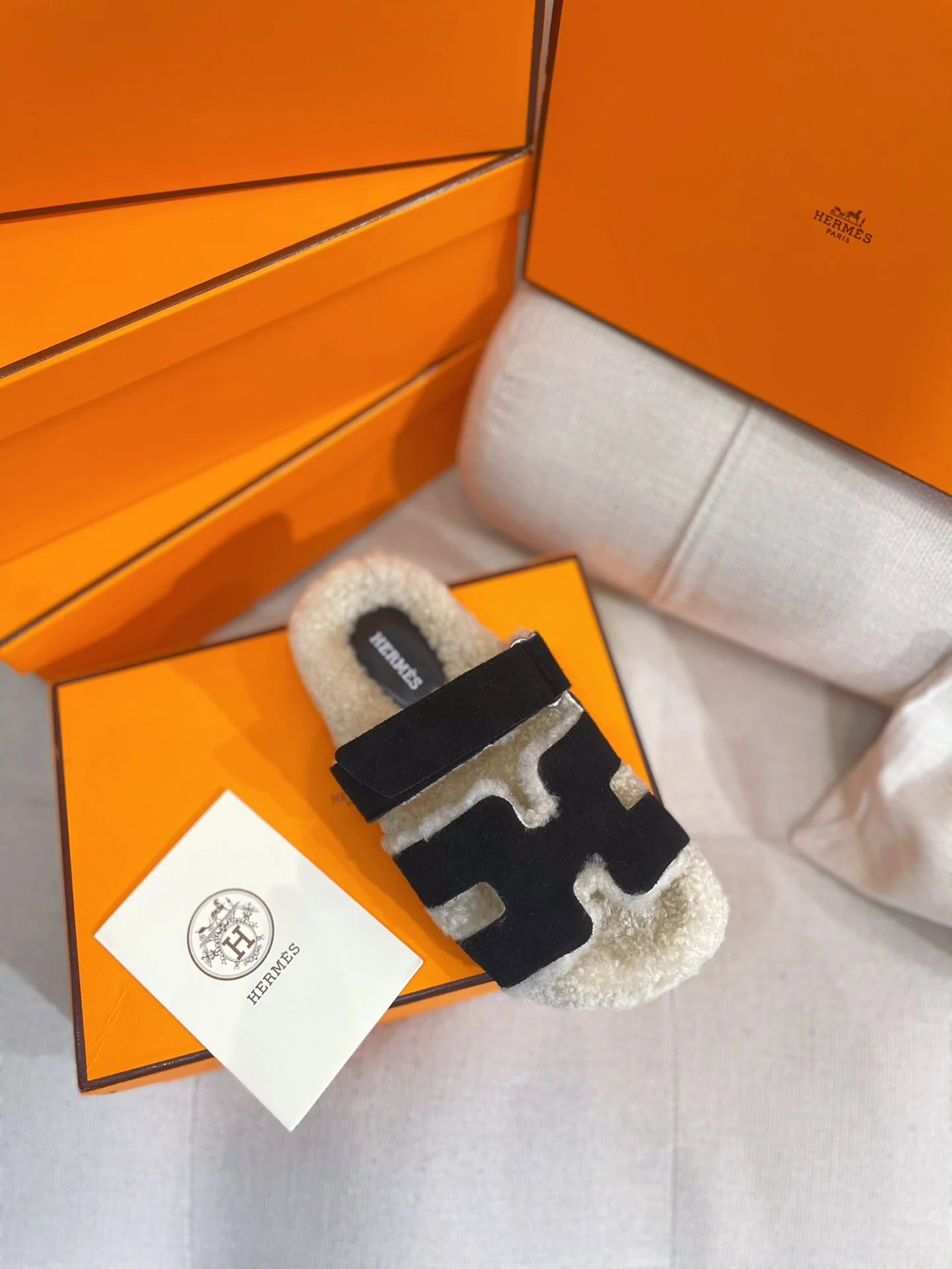 Новинка сезона осень/зима 2022 от Hermes - Домашние тапочки из овечьей шерсти и кожи в стиле пэчворк - Черные - 1 шт.